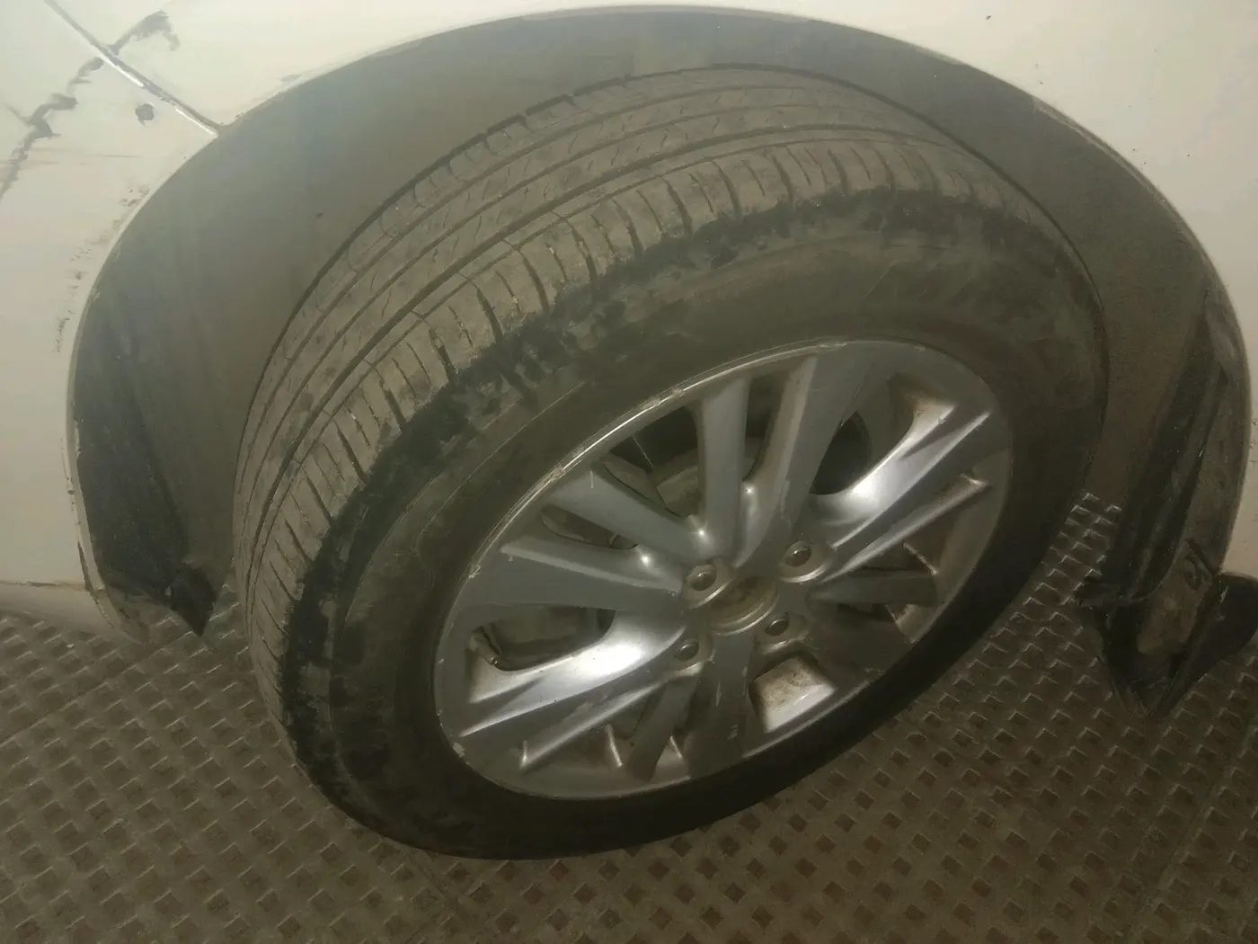 2018 Toyota YARIS VX CVT, Petrol, Automatic, 1,18,492 km, tyre