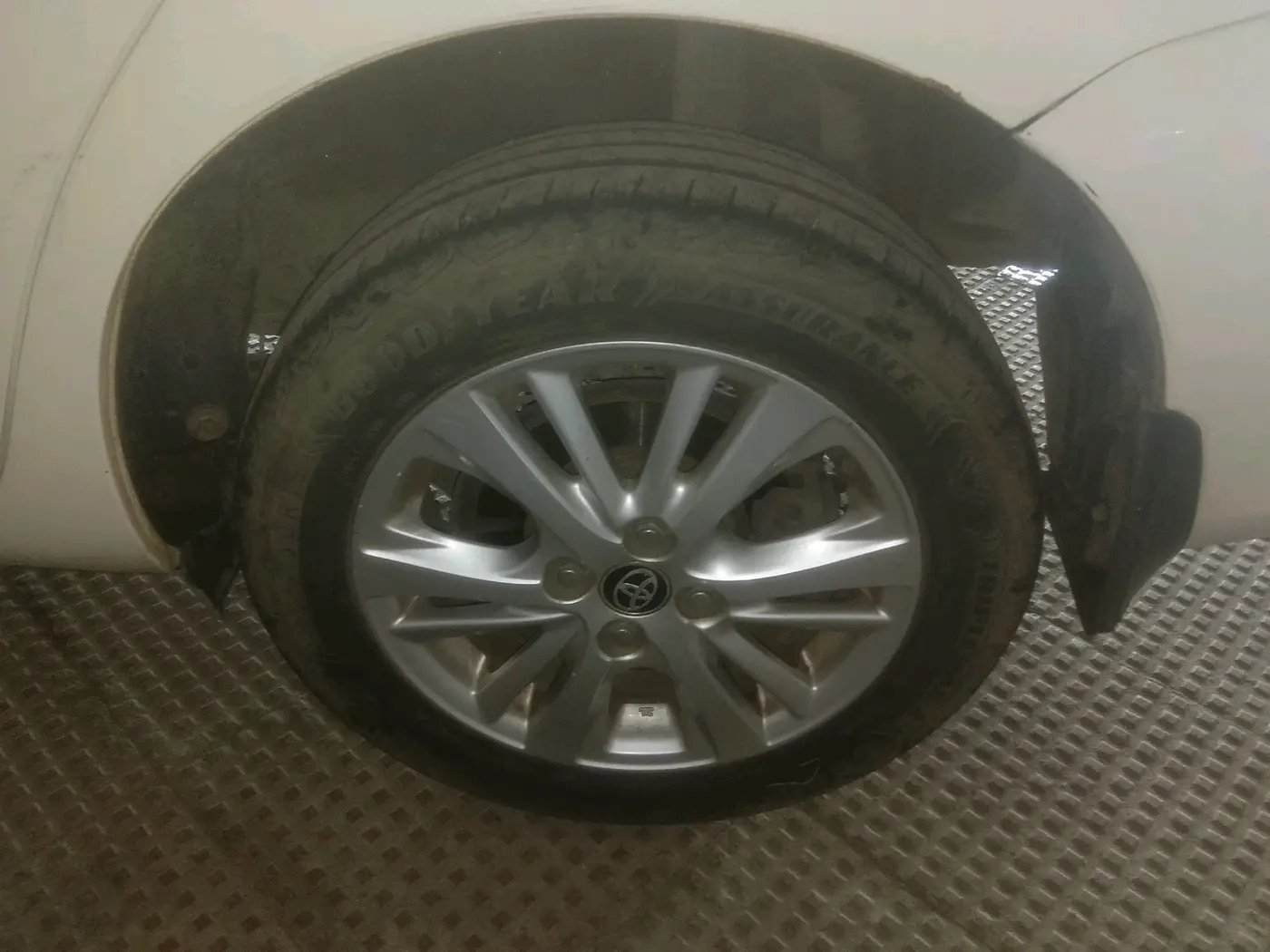 2018 Toyota YARIS VX CVT, Petrol, Automatic, 1,18,492 km, tyre