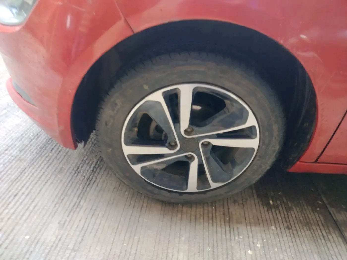 2021 Tata ALTROZ XZ PETROL, Petrol, Manual, 40,248 km, tyre
