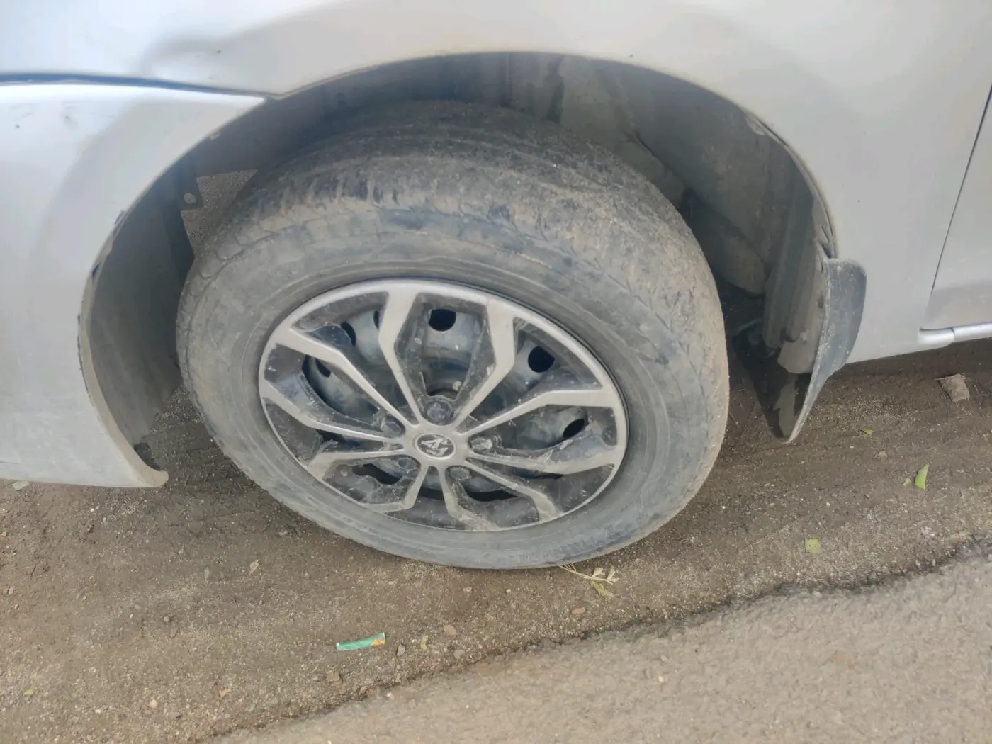 2011 Toyota Etios G, CNG, Manual, 1,91,207 km, tyre