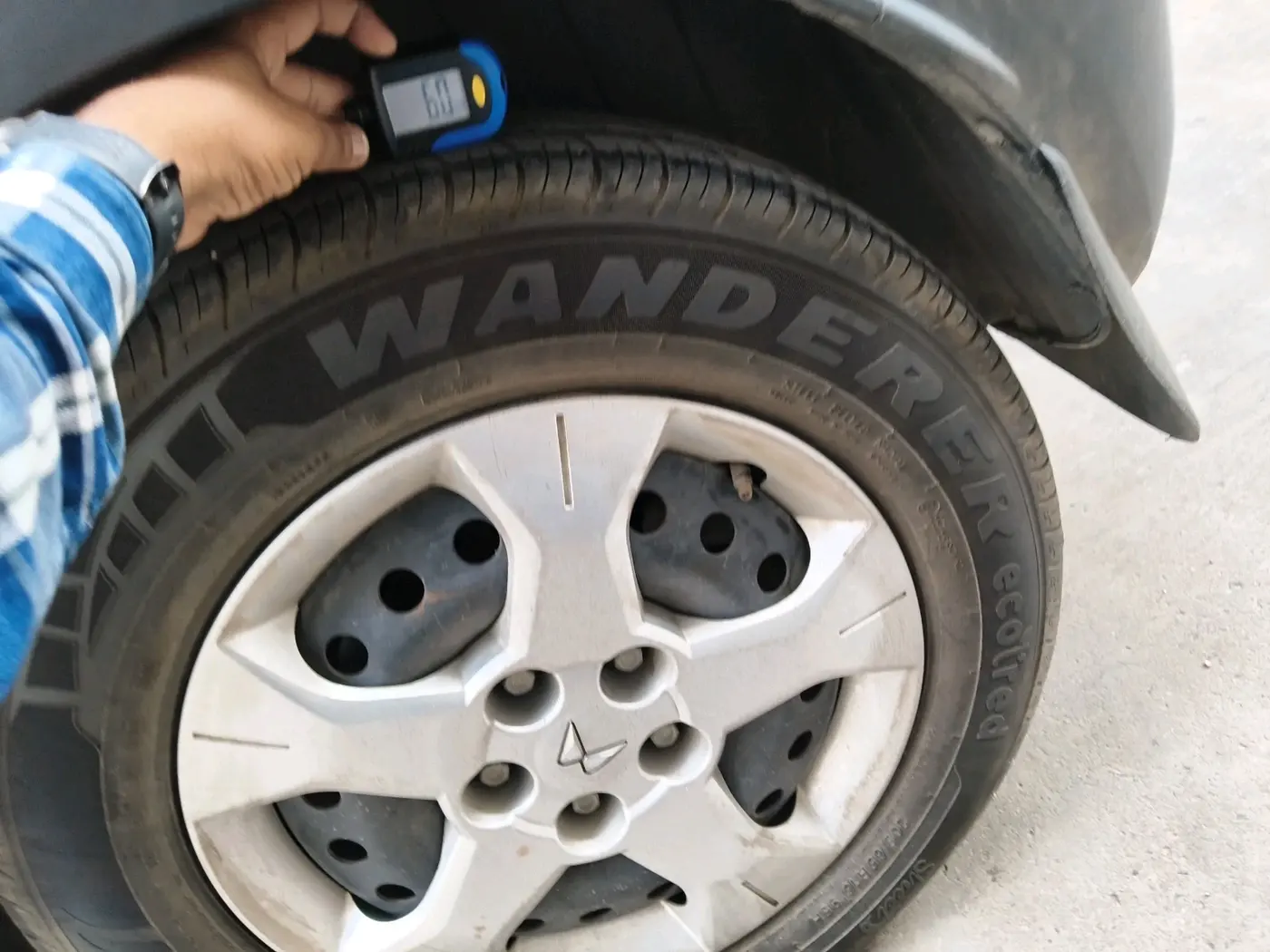2023 Mahindra XUV300 W6 1.2 PETROL, CNG, Manual, 20,354 km, tyre