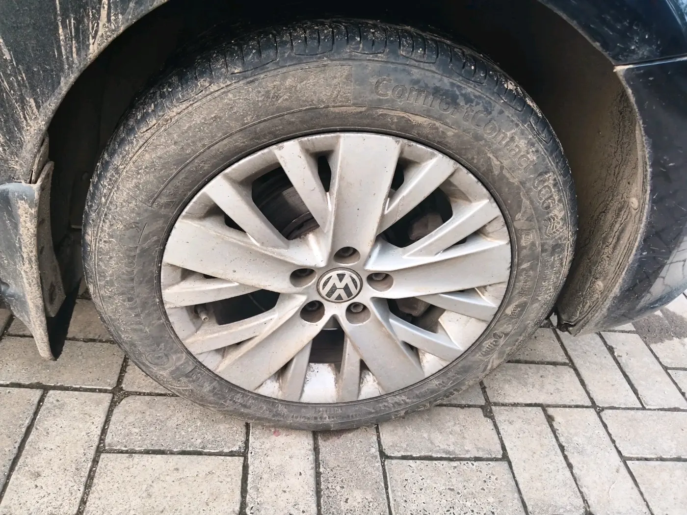 2015 Volkswagen Vento HIGHLINE 1.5 AT, Diesel, Automatic, 1,37,435 km, tyre