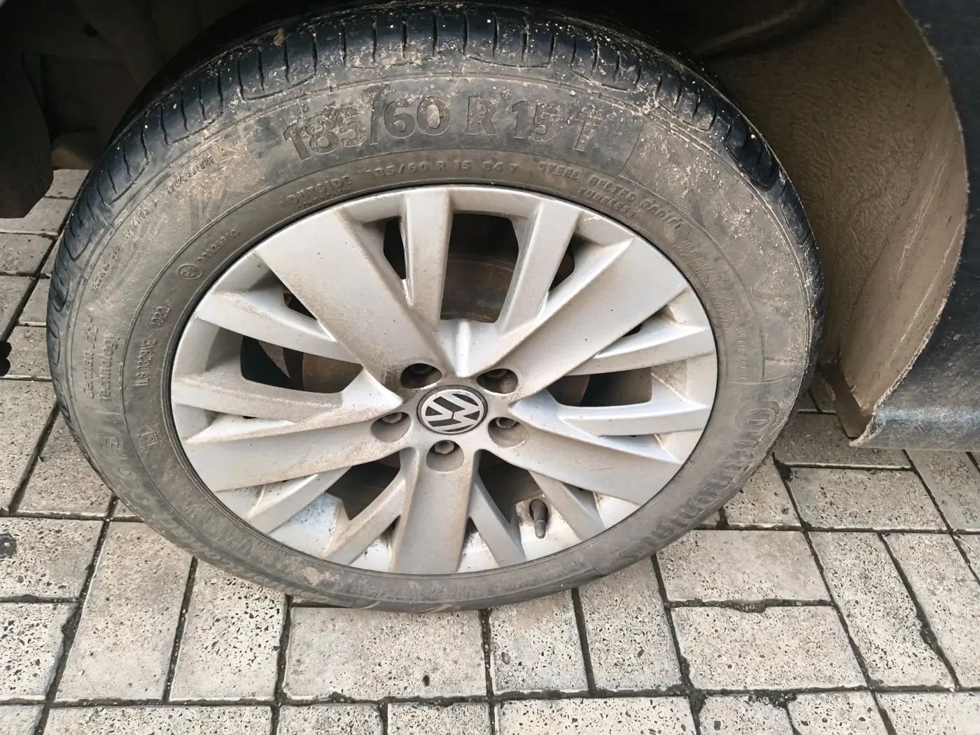 2015 Volkswagen Vento HIGHLINE 1.5 AT, Diesel, Automatic, 1,37,435 km, tyre