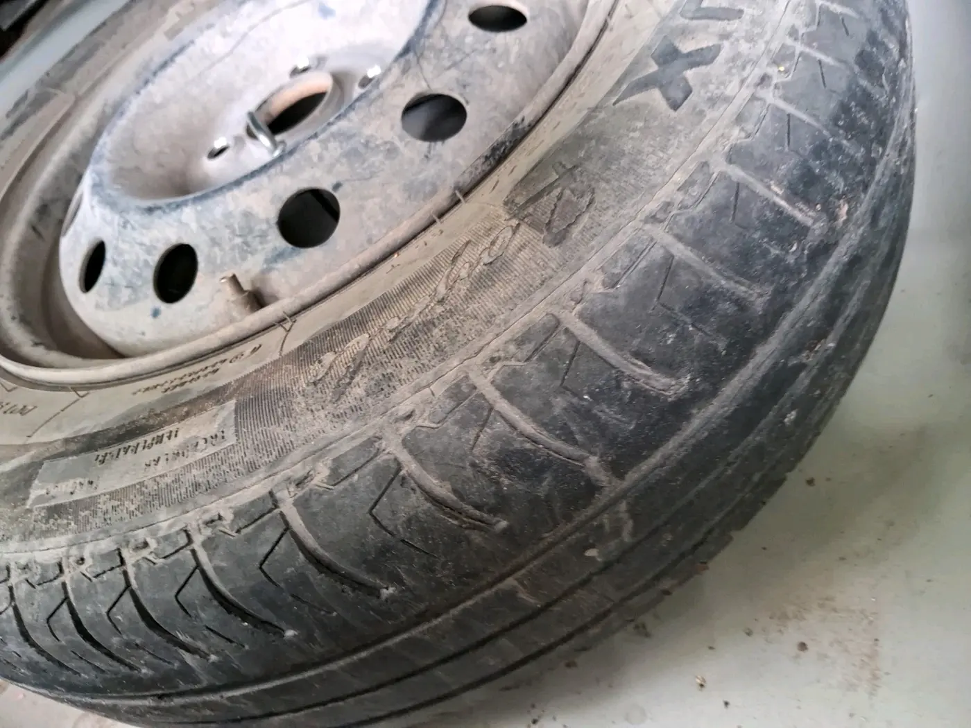 2022 Maruti Dzire VXI CNG, CNG, Manual, 84,611 km, tyre