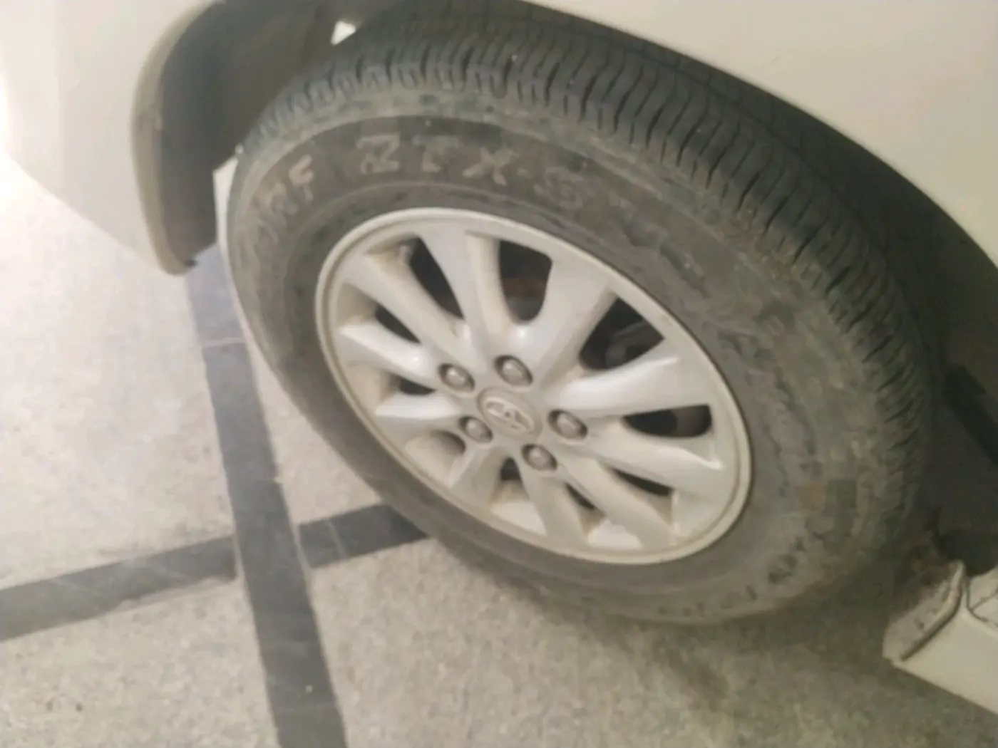 2012 Toyota Innova 2.5 VX 7 STR, Diesel, Manual, 1,57,094 km, tyre