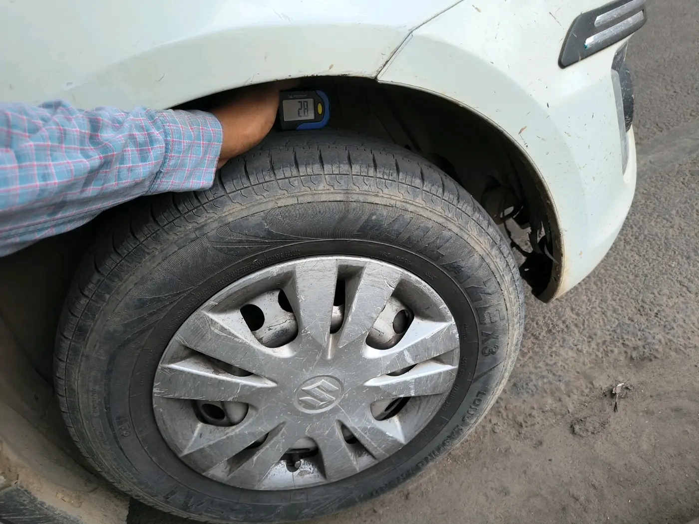 2017 Maruti Swift LXI (O), CNG, Manual, 1,38,543 km, tyre