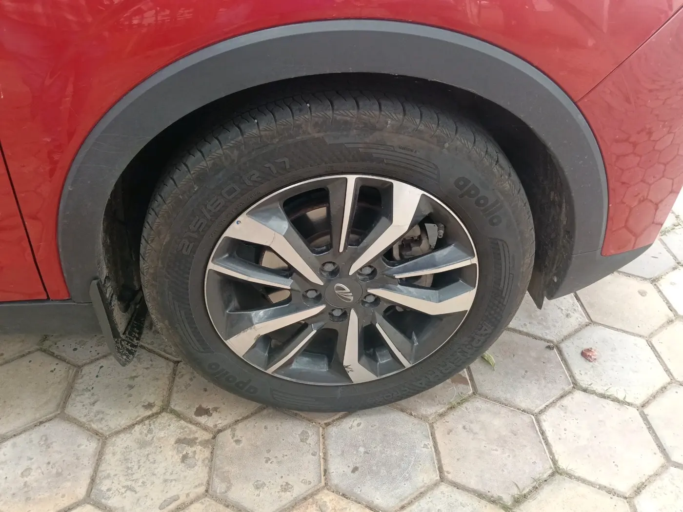 2021 Mahindra XUV300 W8 (O) 1.5 DIESEL, Diesel, Manual, 1,35,637 km, tyre