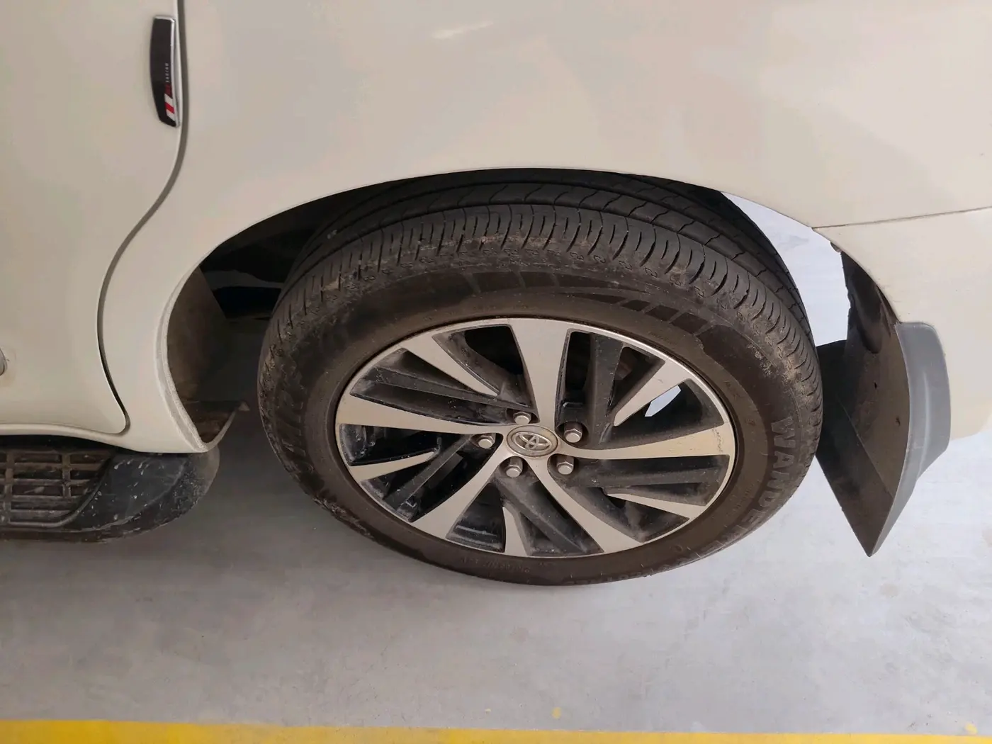 2022 Toyota Innova Crysta 2.4 ZX 7 STR, Diesel, Manual, 96,497 km, tyre