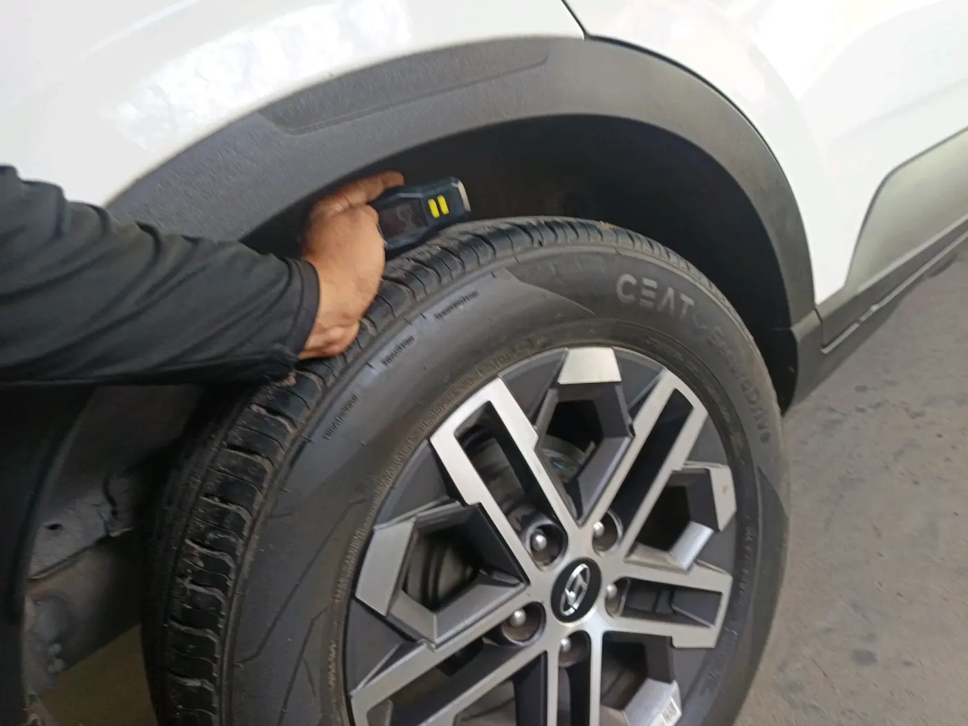 2023 Hyundai VENUE SX (O) 1.0 TURBO DCT, Petrol, Automatic, 19,423 km, tyre