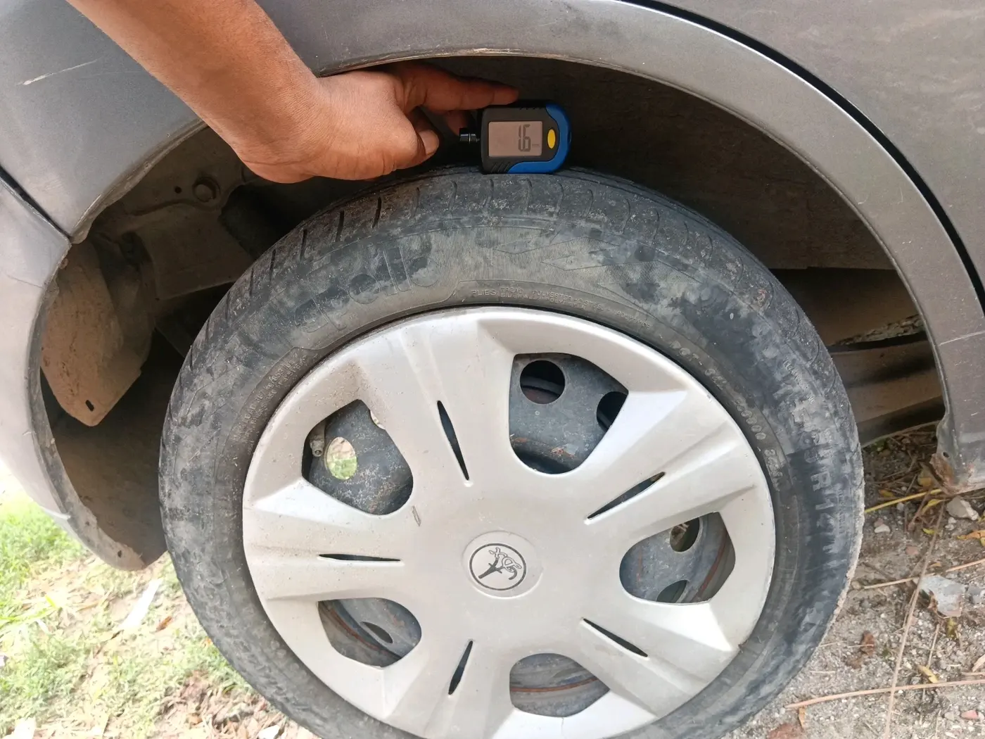 2012 Maruti Wagon R 1.0 VXI, CNG, Manual, 2,19,956 km, tyre
