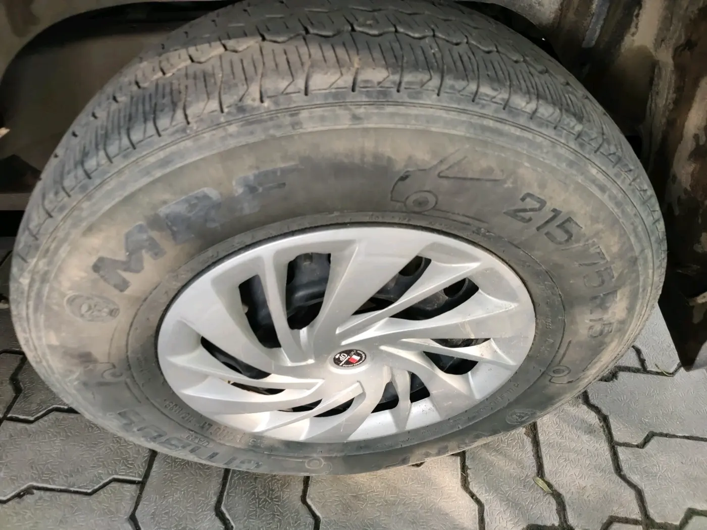 2016 Mahindra TUV300 T6 PLUS, Diesel, Manual, 98,472 km, tyre