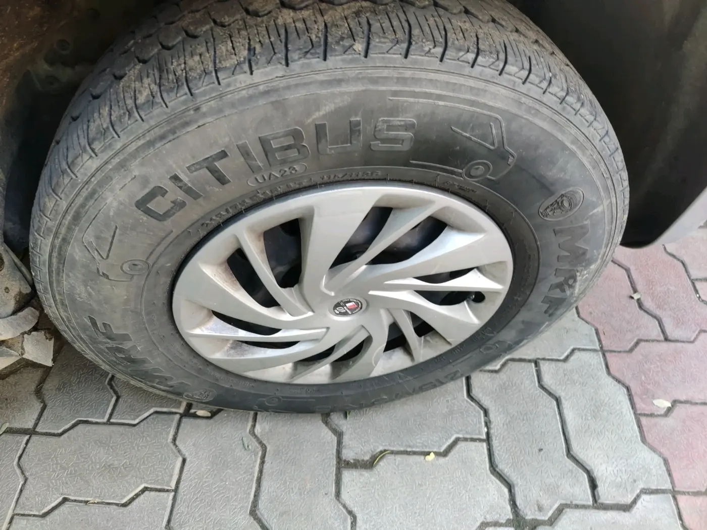 2016 Mahindra TUV300 T6 PLUS, Diesel, Manual, 98,472 km, tyre