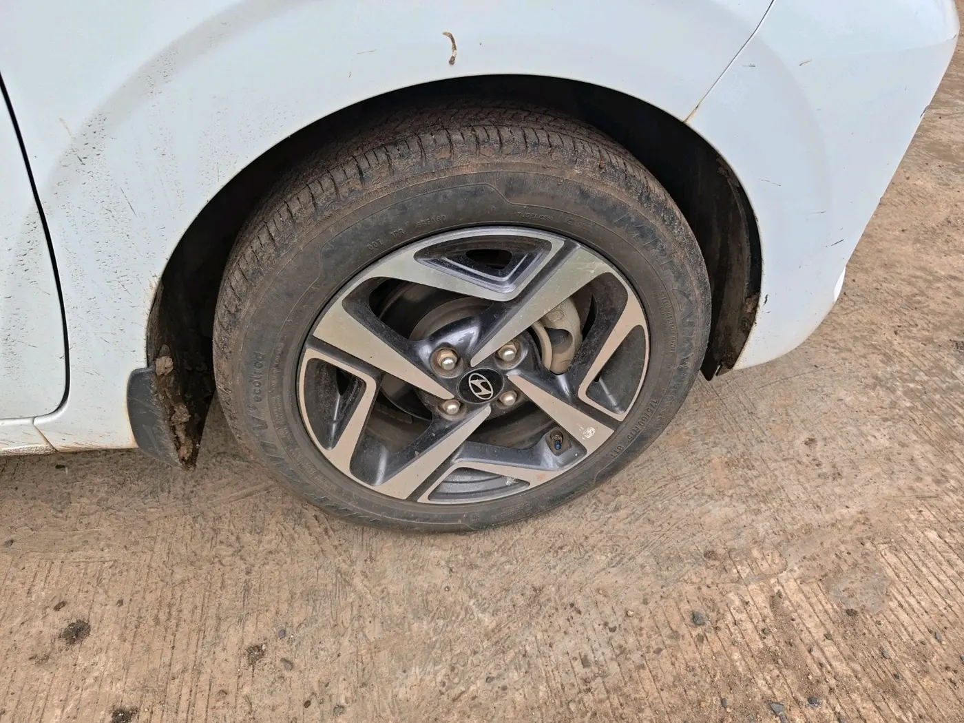 2023 Hyundai AURA SX PLUS 1.2 AMT, Petrol, Automatic, 17,168 km, tyre