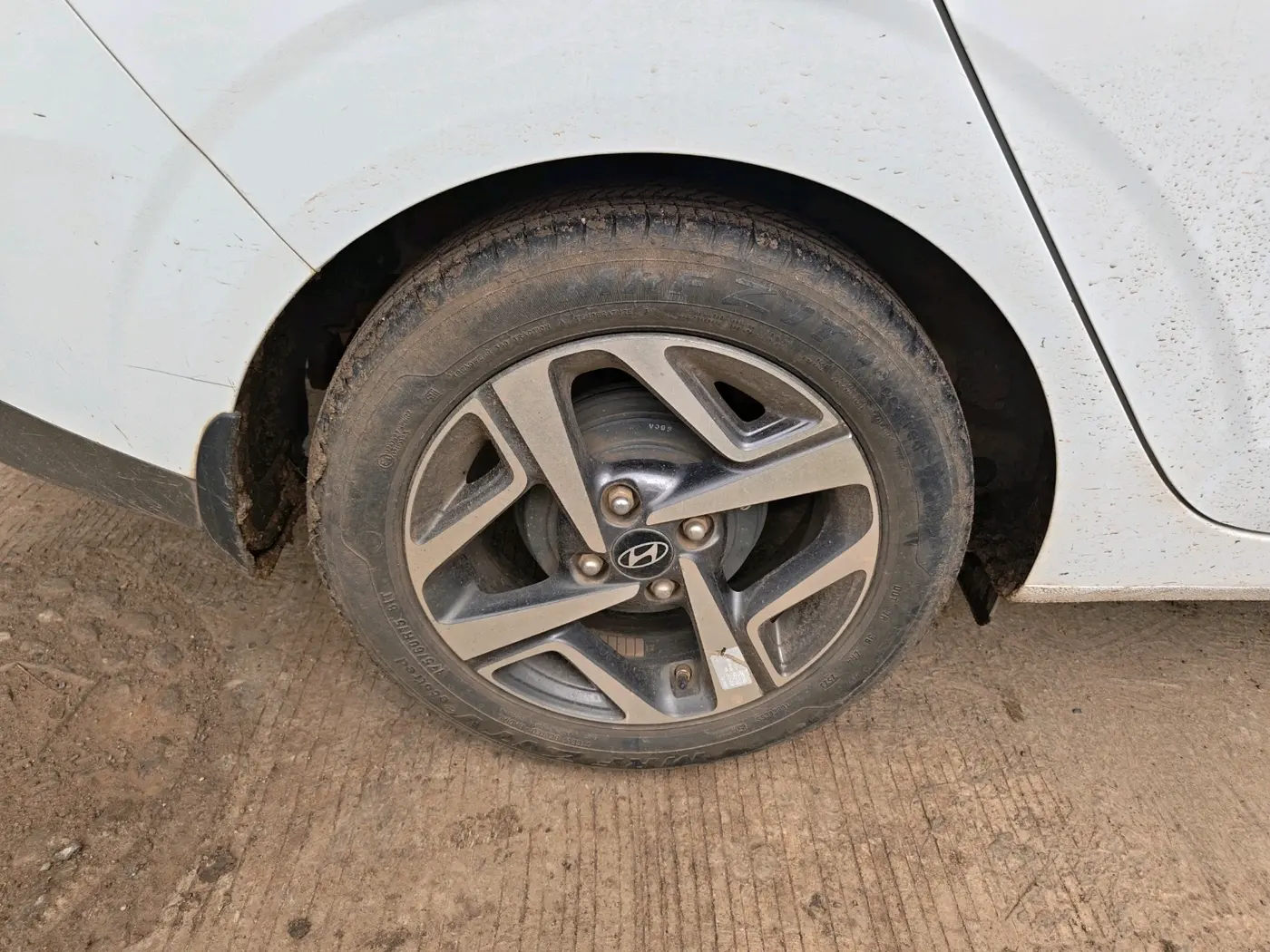 2023 Hyundai AURA SX PLUS 1.2 AMT, Petrol, Automatic, 17,168 km, tyre