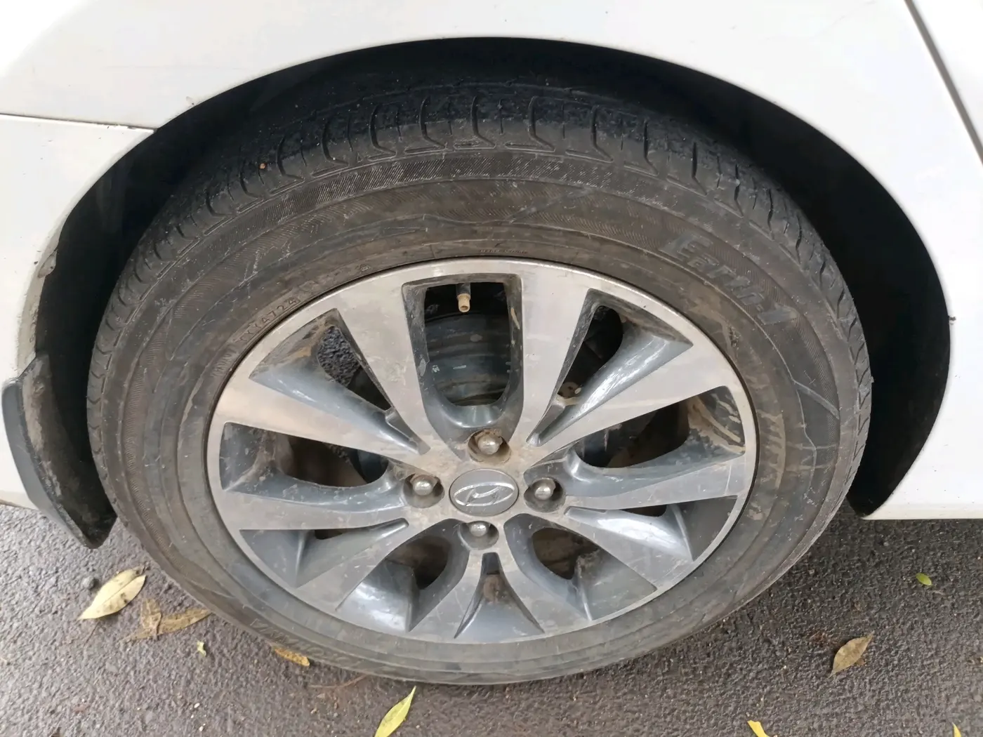 2017 Hyundai Verna 1.6 VTVT SX, Petrol, Manual, 72,764 km, tyre