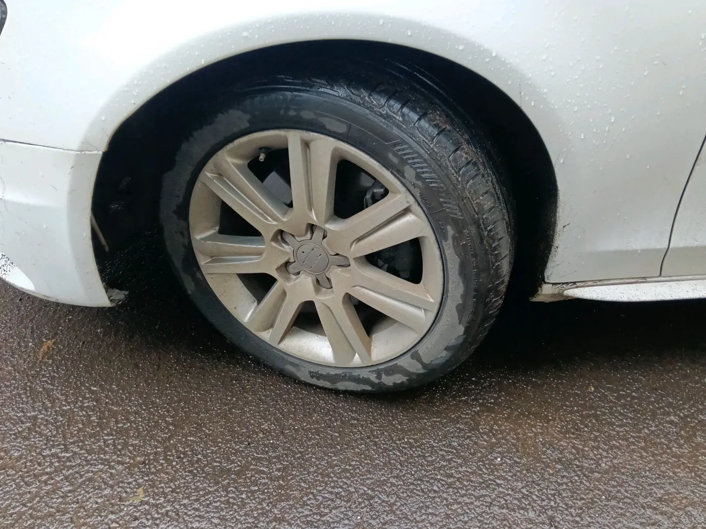2011 Audi A4 2.0 TDI S LINE, Diesel, Automatic, 1,15,618 km, tyre