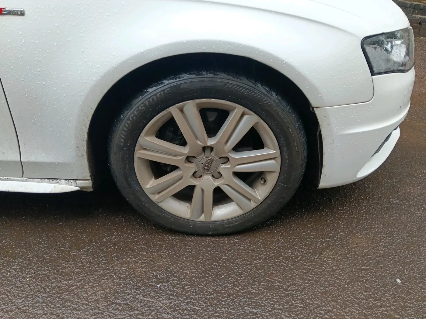 2011 Audi A4 2.0 TDI S LINE, Diesel, Automatic, 1,15,618 km, tyre