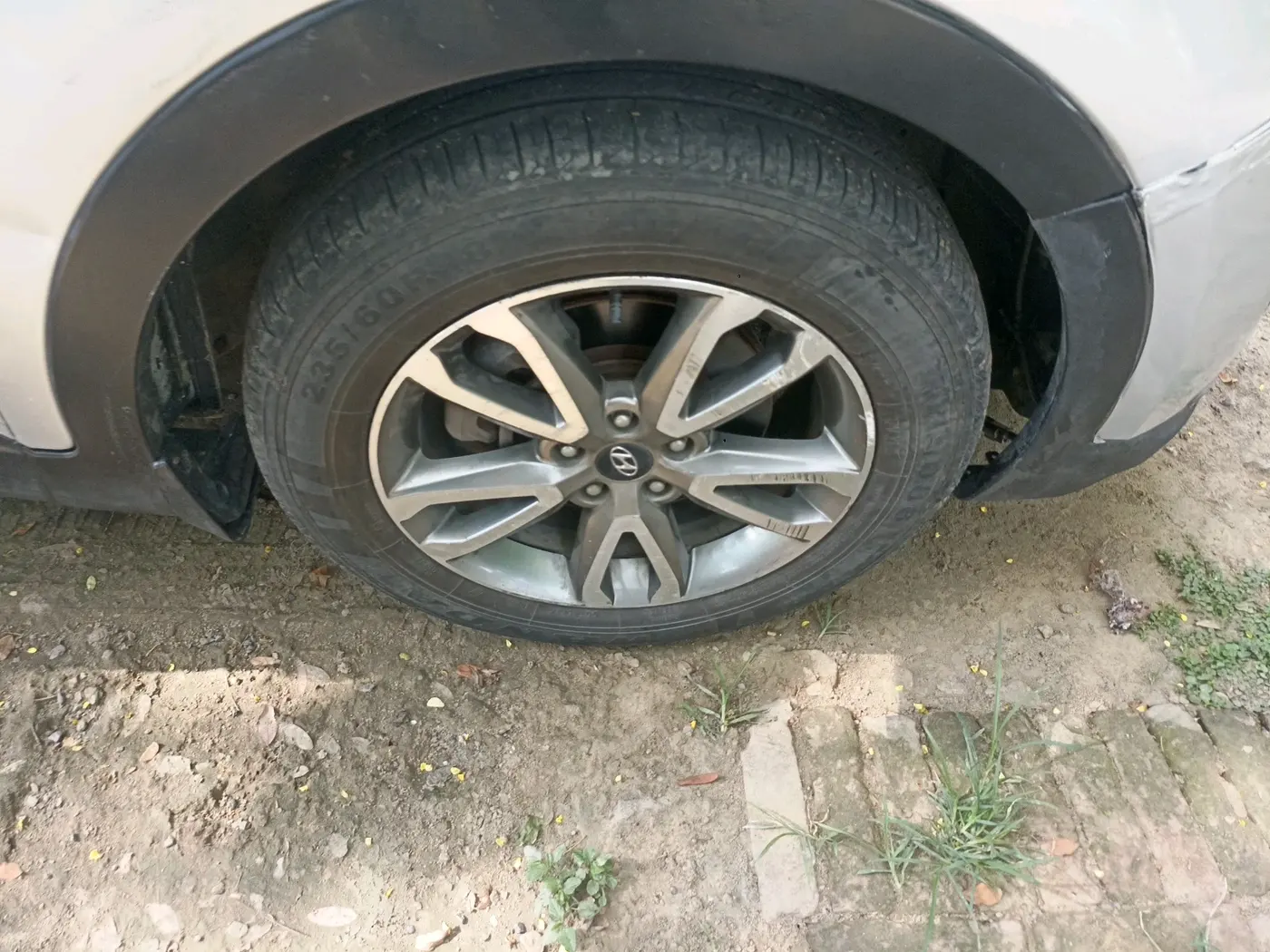 2014 Hyundai Santa Fe 2 WD AT, Diesel, Automatic, 73,271 km, tyre