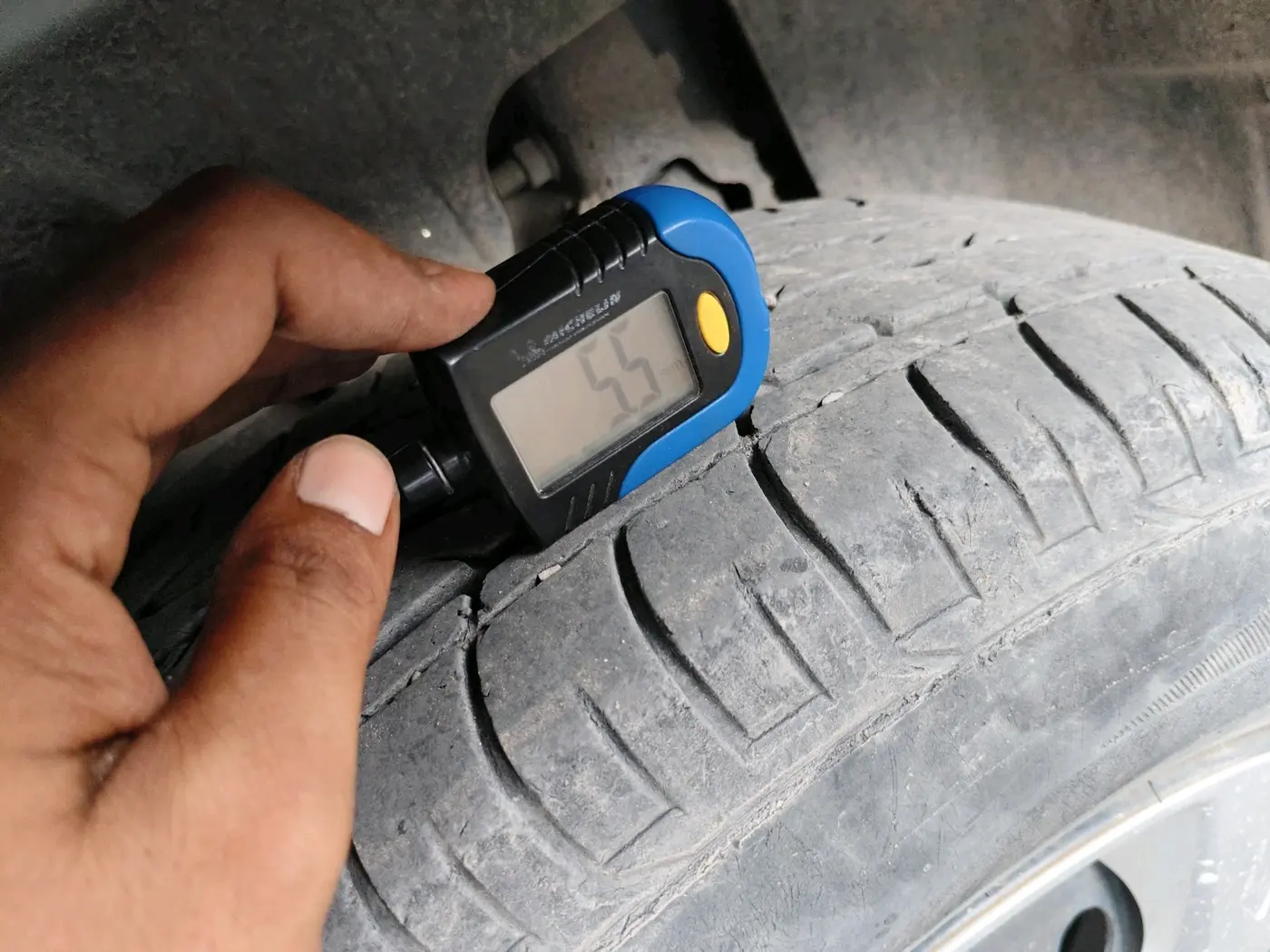 2022 Mahindra XUV300 W6 1.2 PETROL, Petrol, Manual, 61,117 km, tyre