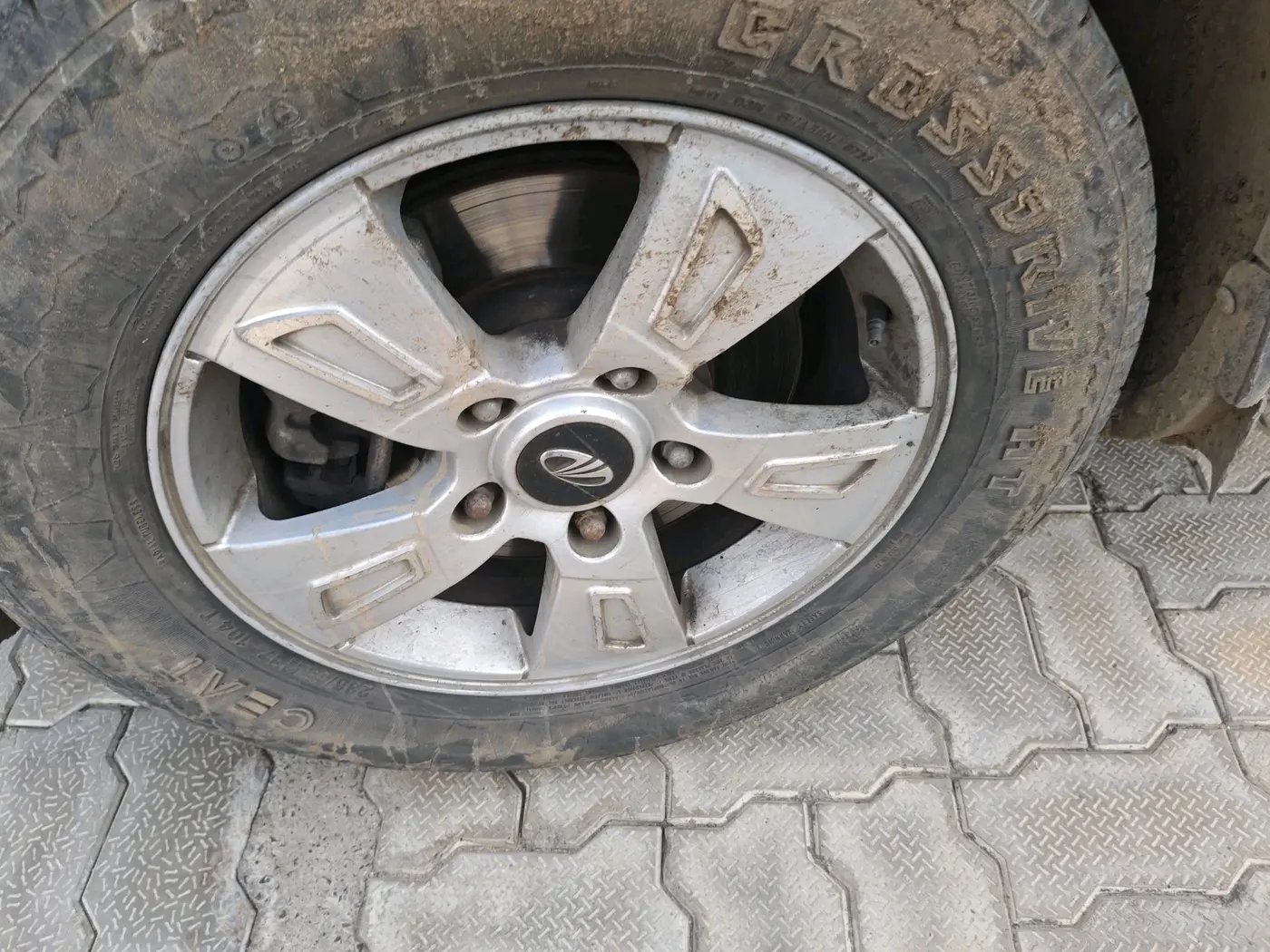 2012 Mahindra XUV500 W8, Diesel, Manual, 1,56,606 km, tyre