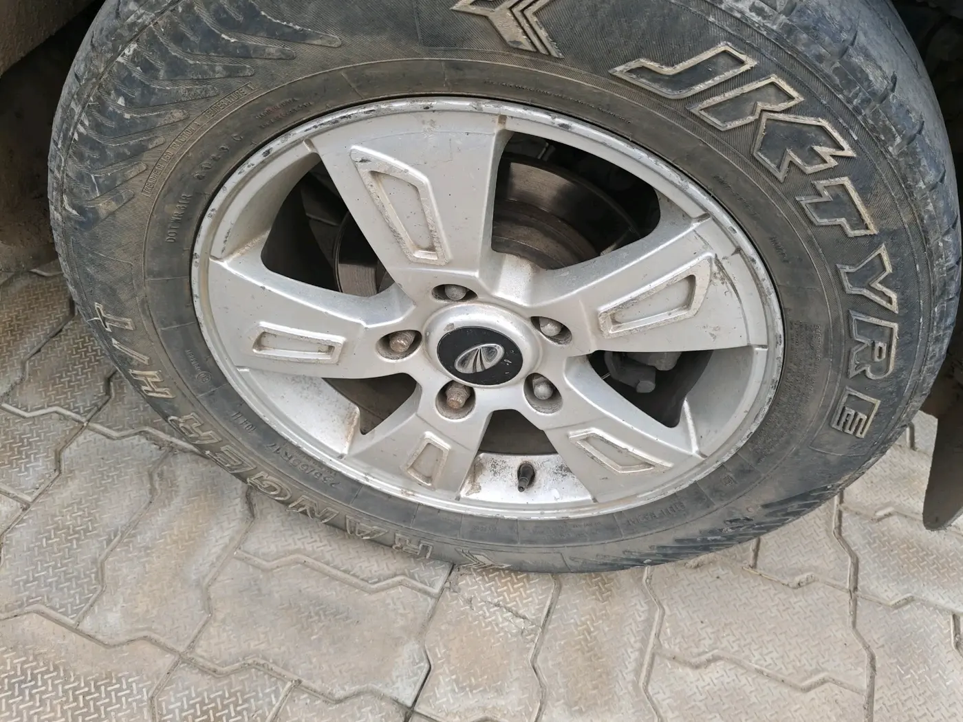 2012 Mahindra XUV500 W8, Diesel, Manual, 1,56,606 km, tyre