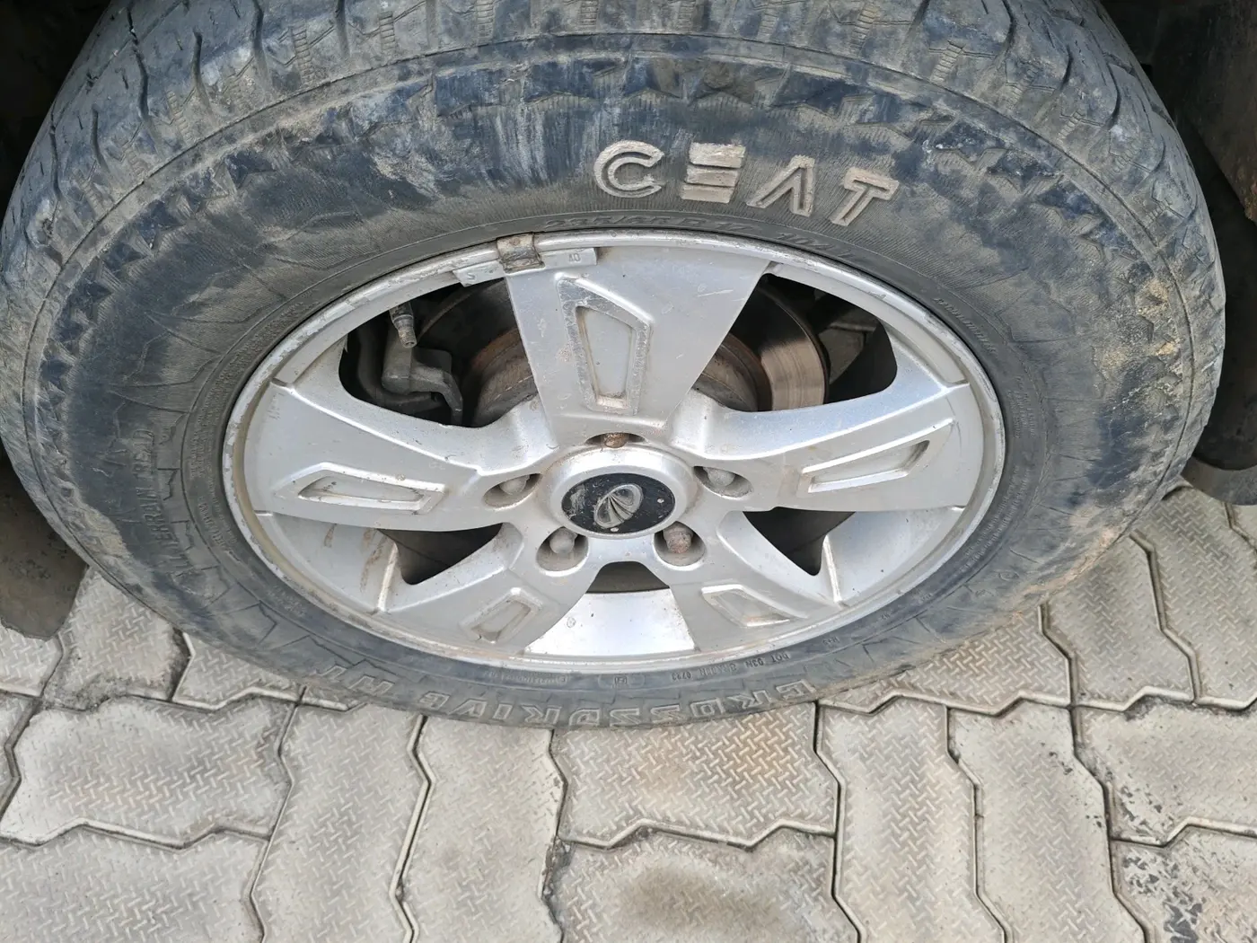2012 Mahindra XUV500 W8, Diesel, Manual, 1,56,606 km, tyre