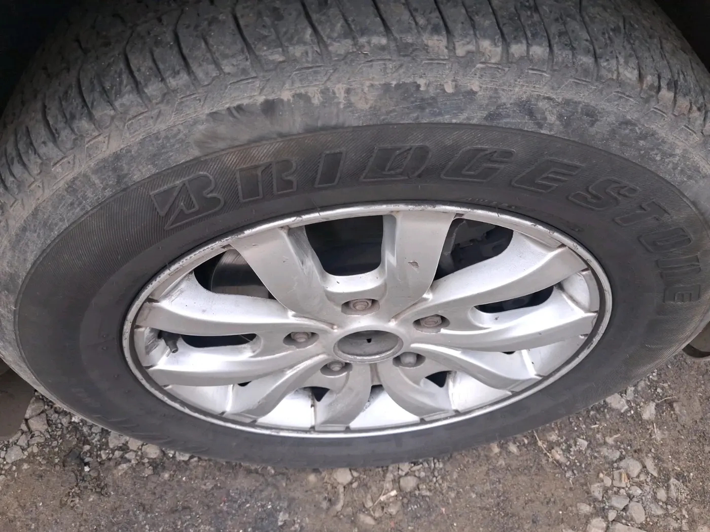 2015 Mahindra XUV500 W10, Diesel, Manual, 1,34,097 km, tyre