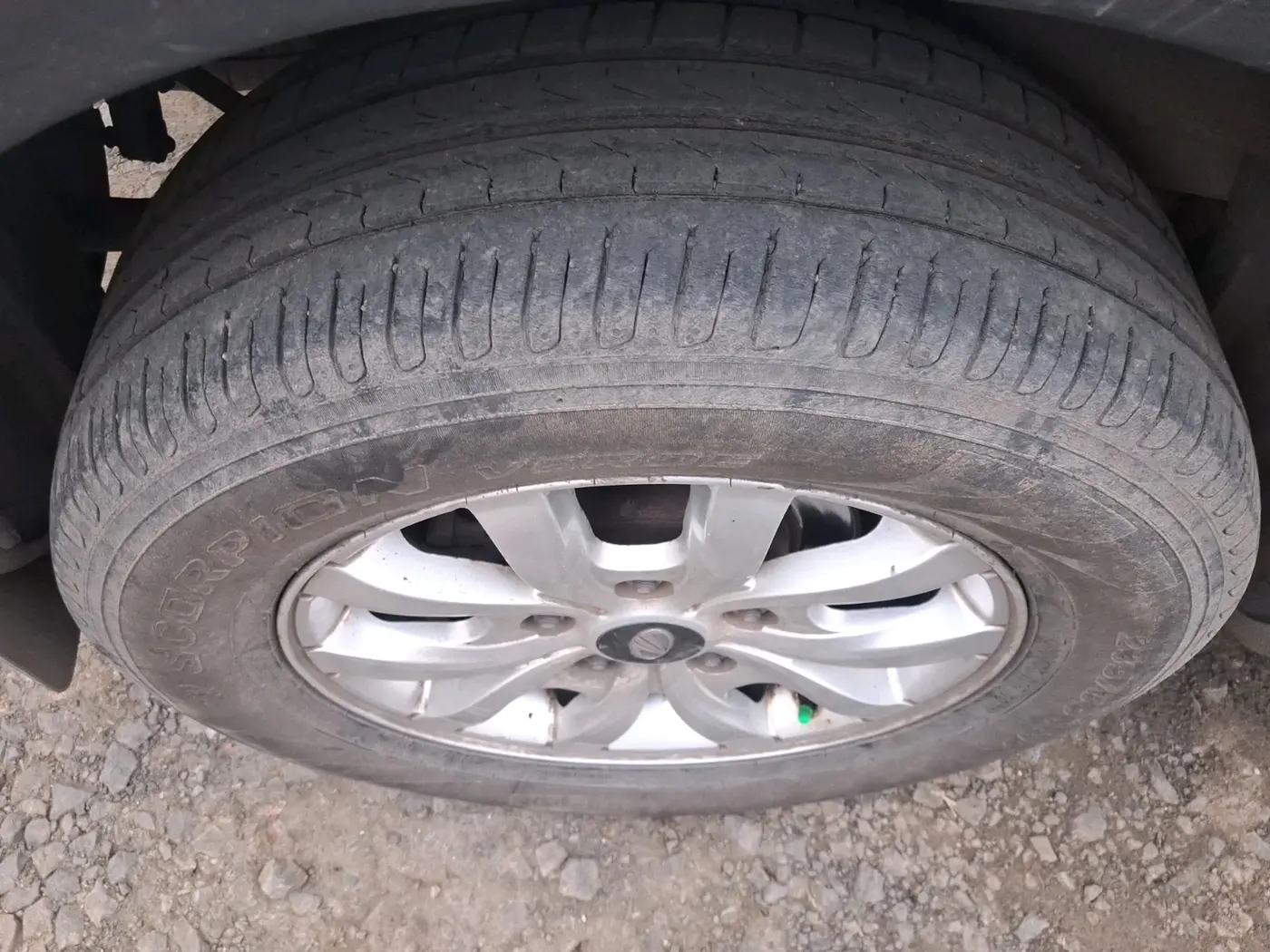 2015 Mahindra XUV500 W10, Diesel, Manual, 1,34,097 km, tyre