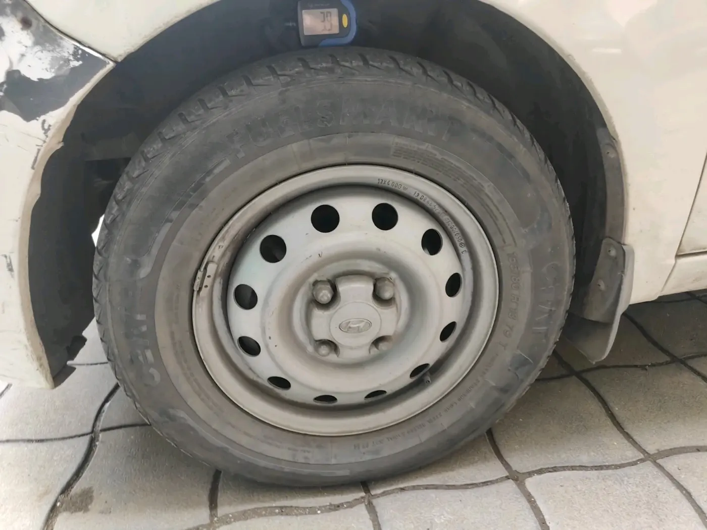 2013 Hyundai i10 D LITE 1.1, Petrol, Manual, 1,21,736 km, tyre