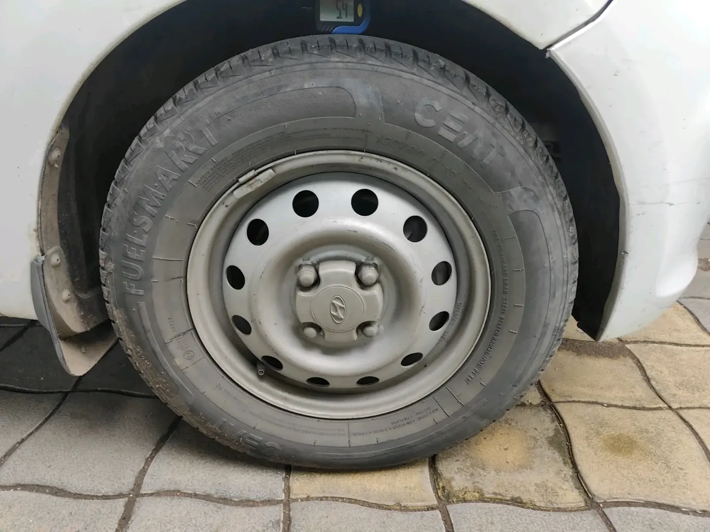 2013 Hyundai i10 D LITE 1.1, Petrol, Manual, 1,21,736 km, tyre