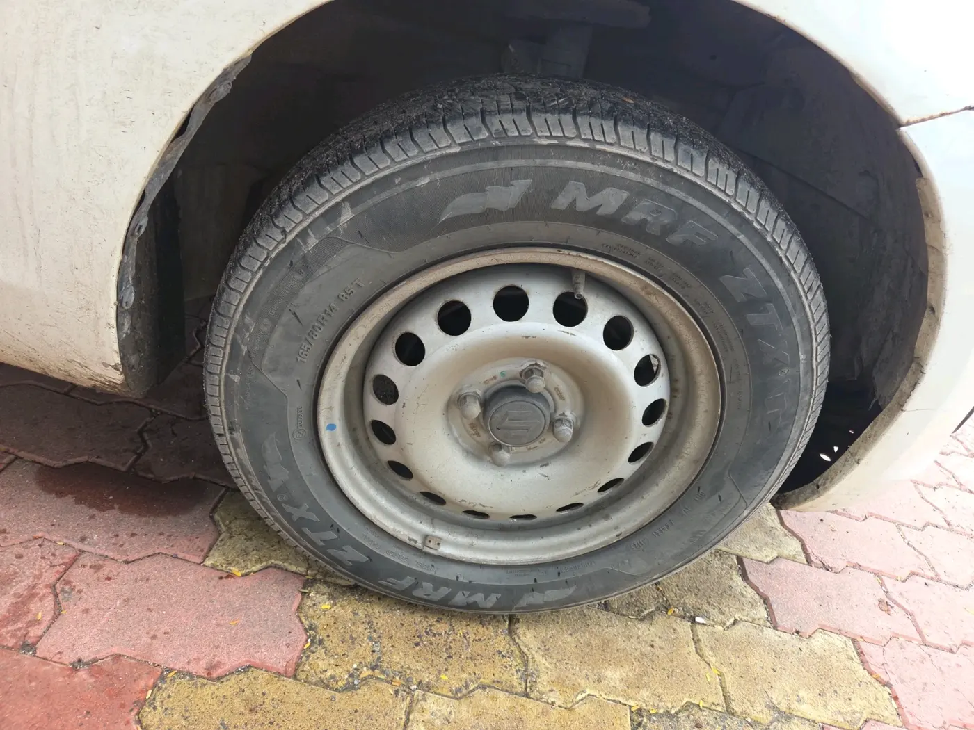 2016 Maruti Swift LXI, Petrol, Manual, 48,000 km, tyre