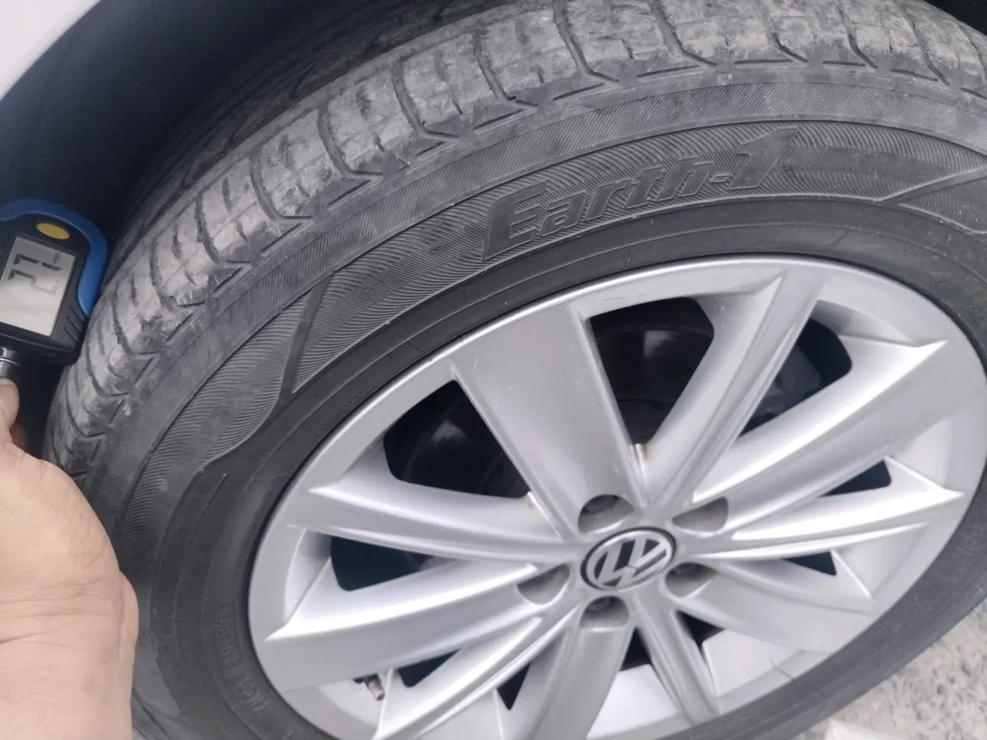 2015 Volkswagen Vento HIGHLINE PETROL AT, Petrol, Automatic, 1,33,554 km, tyre