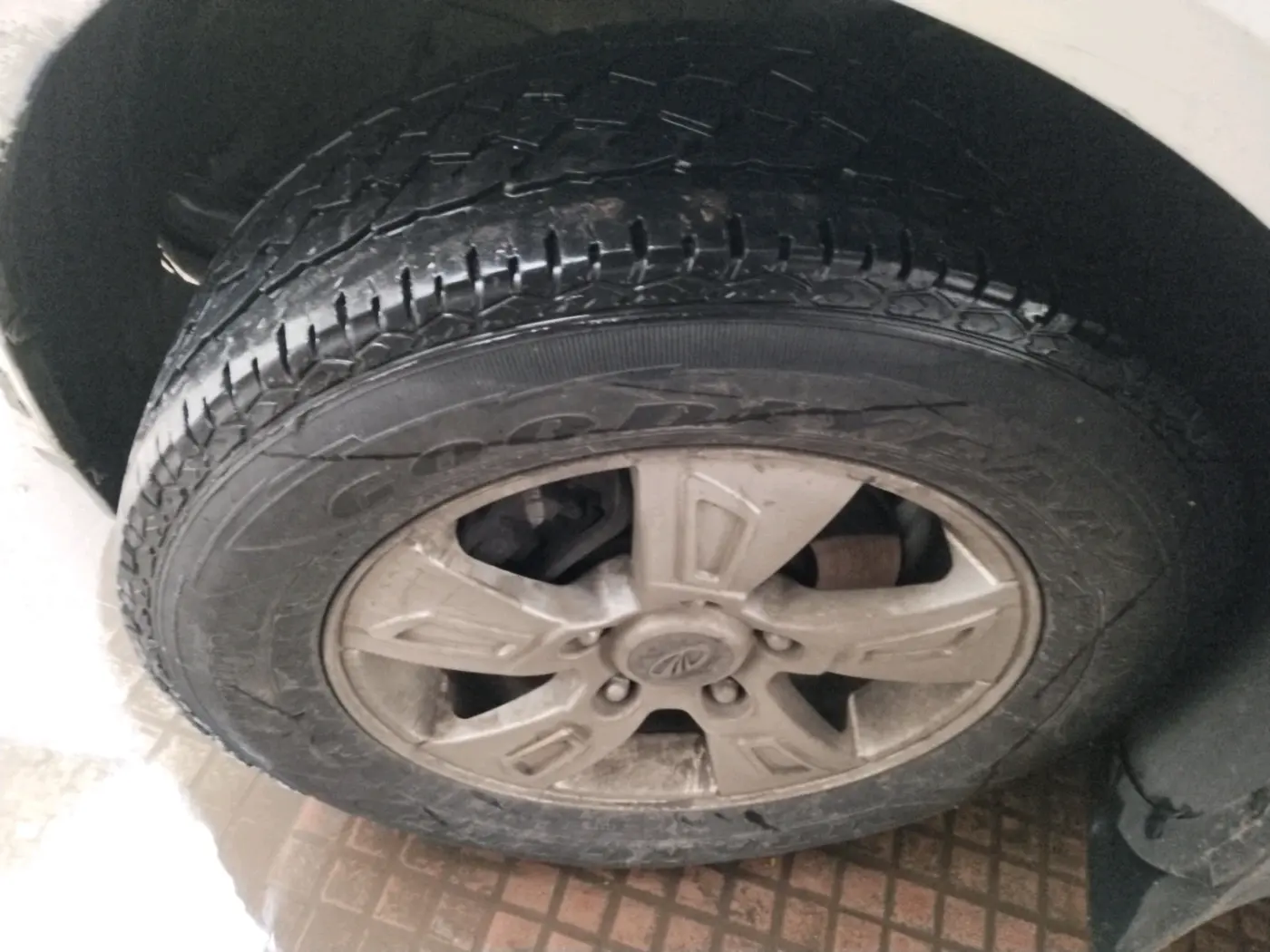 2013 Mahindra XUV500 W8, Diesel, Manual, 1,78,073 km, tyre