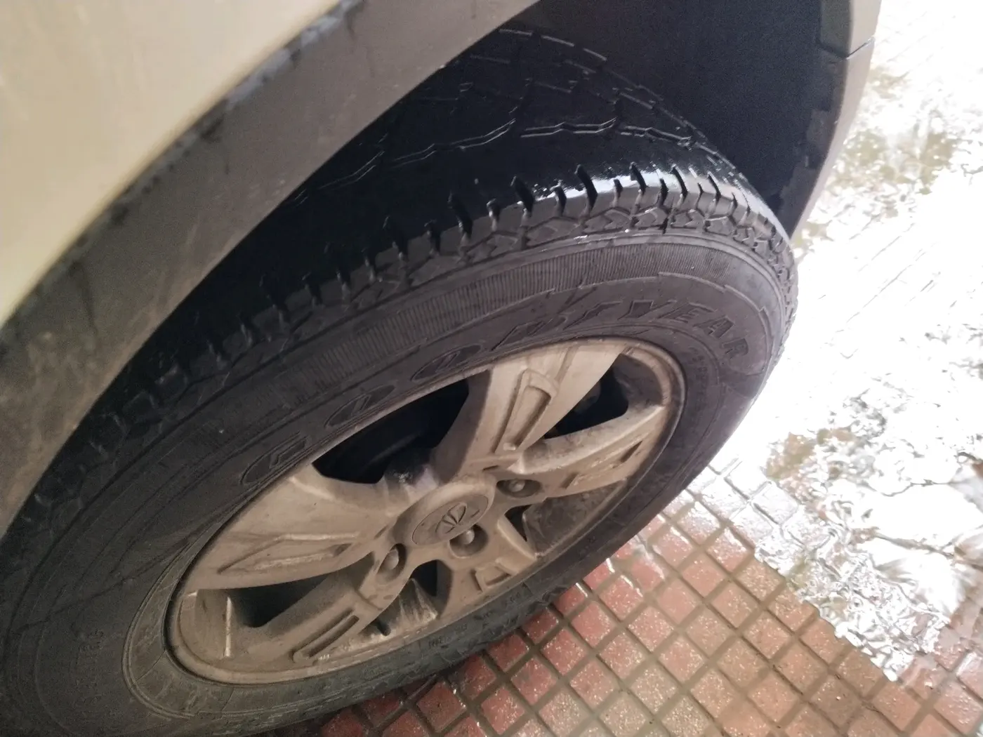 2013 Mahindra XUV500 W8, Diesel, Manual, 1,78,073 km, tyre
