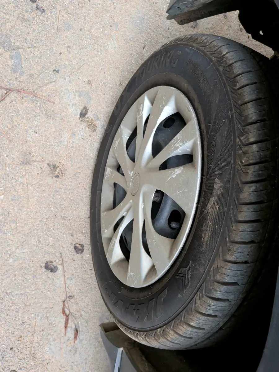 2017 Mahindra Kuv100 K4 6 STR, Petrol, Manual, 51,468 km, tyre