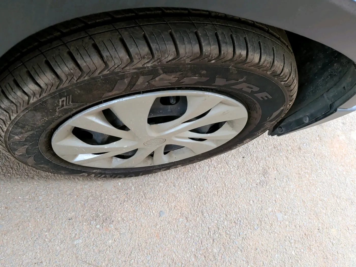 2017 Mahindra Kuv100 K4 6 STR, Petrol, Manual, 51,468 km, tyre