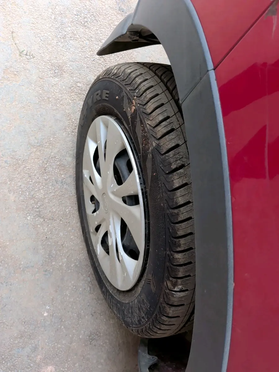 2017 Mahindra Kuv100 K4 6 STR, Petrol, Manual, 51,468 km, tyre