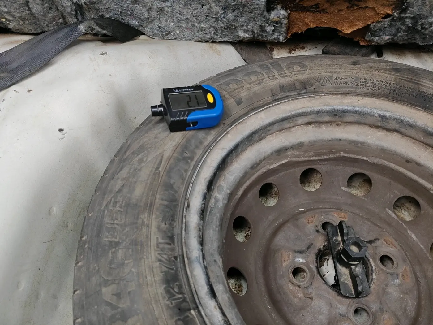 2013 Hyundai Eon ERA +, Petrol, Manual, 64,450 km, tyre