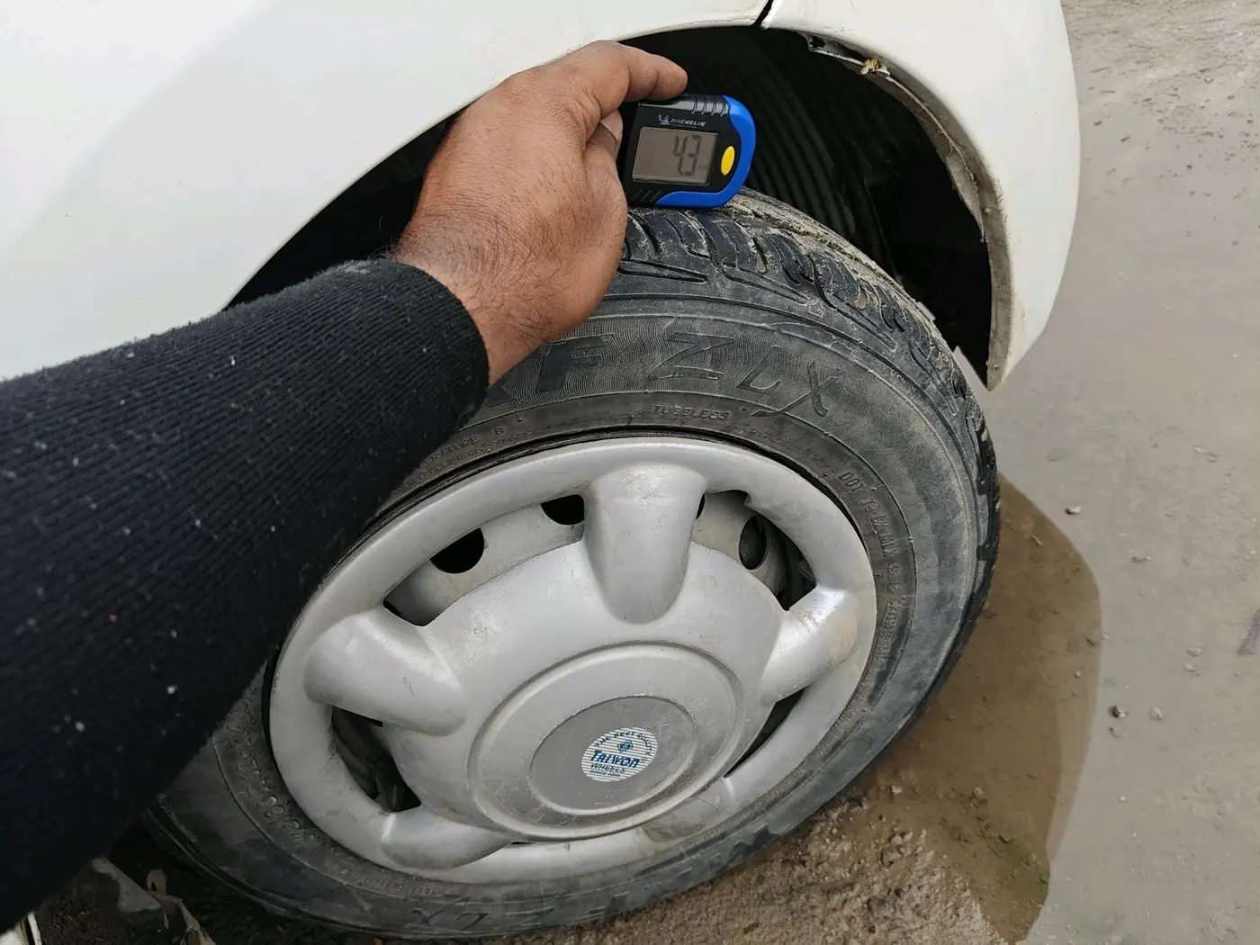 2013 Hyundai Eon ERA +, Petrol, Manual, 64,450 km, tyre