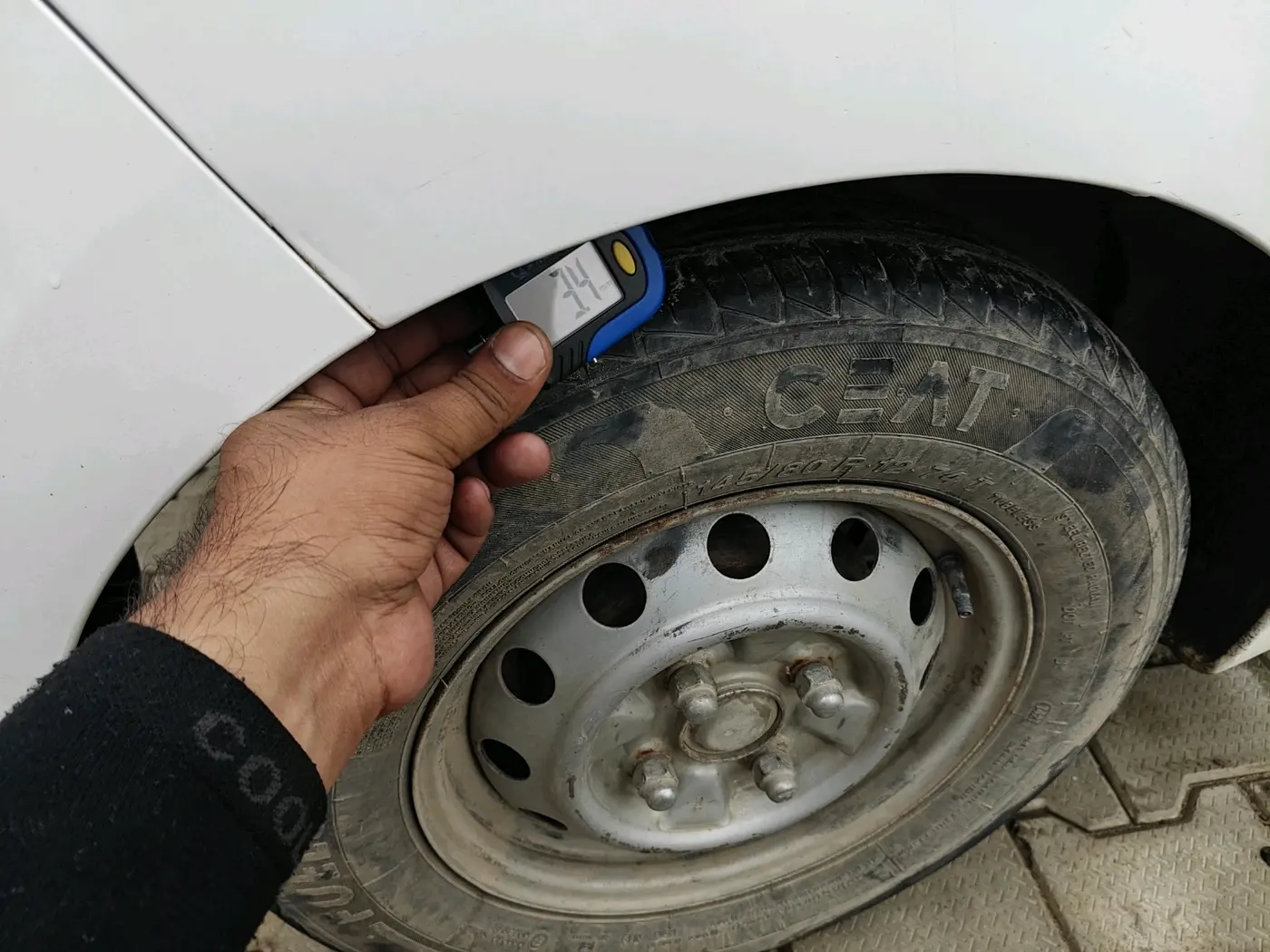2013 Hyundai Eon ERA +, Petrol, Manual, 64,450 km, tyre