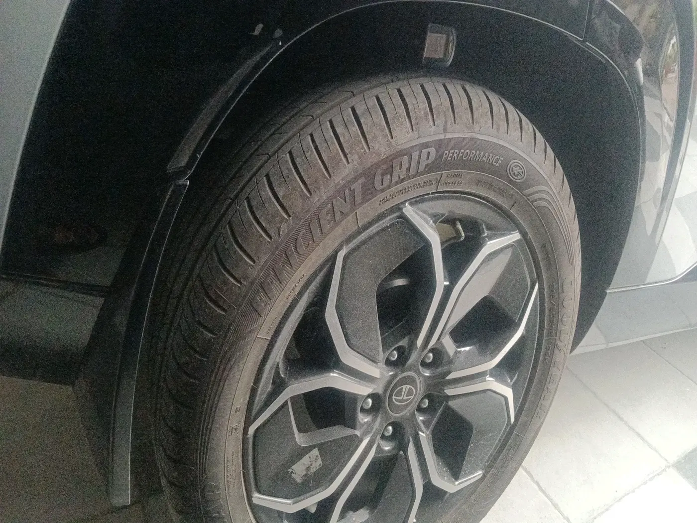 2025 Tata Curvv Accomplished S 1.2 Petrol 7DCA, Petrol, Automatic, 8,502 km, tyre