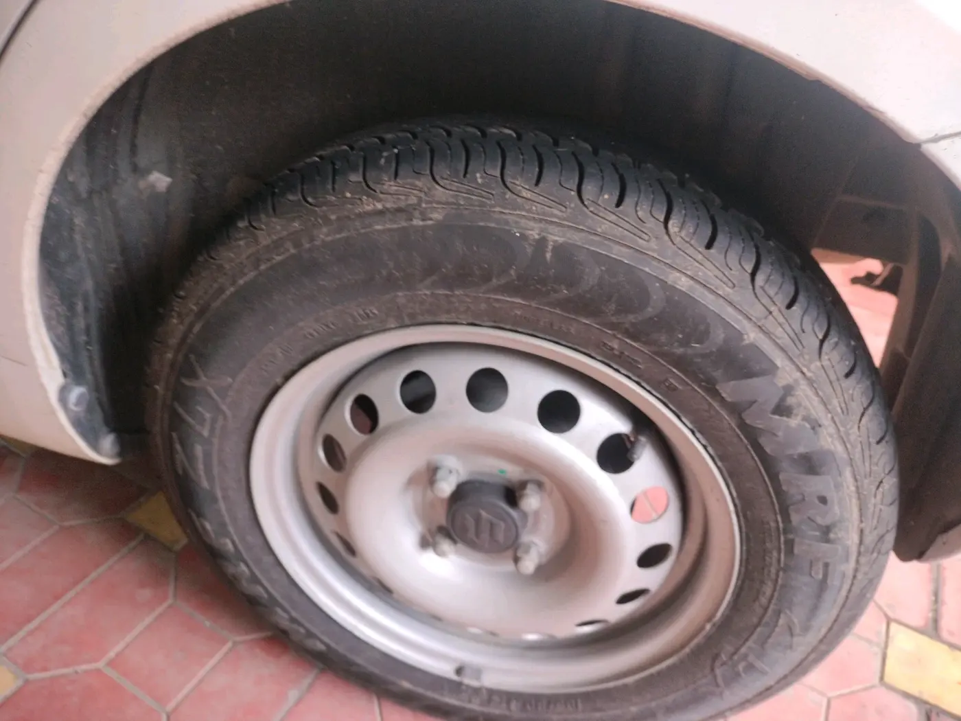 2015 Maruti Swift Dzire LXI, Petrol, Manual, 51,686 km, tyre