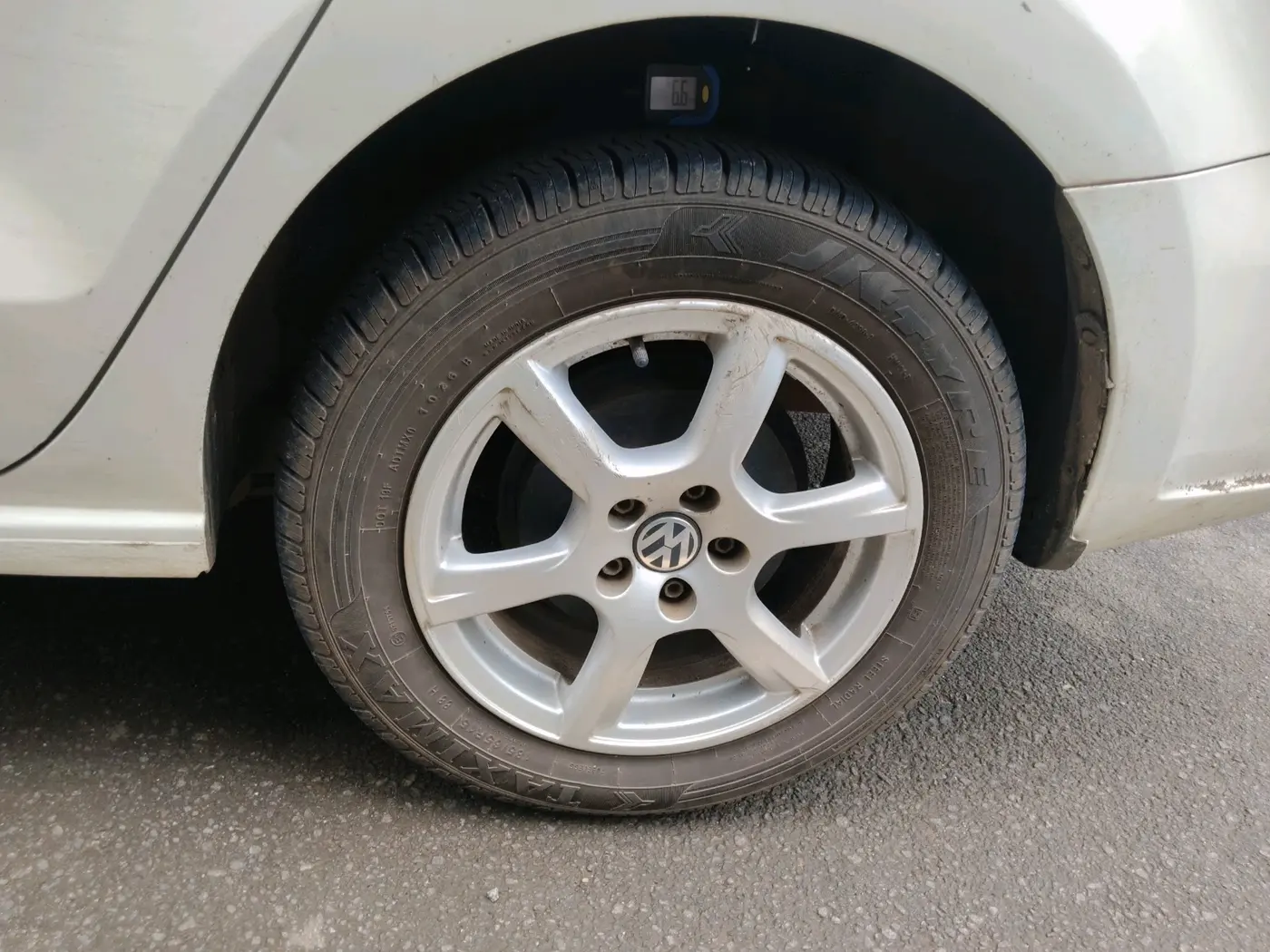 2012 Volkswagen Vento HIGHLINE DIESEL 1.6, Diesel, Manual, 2,61,534 km, tyre