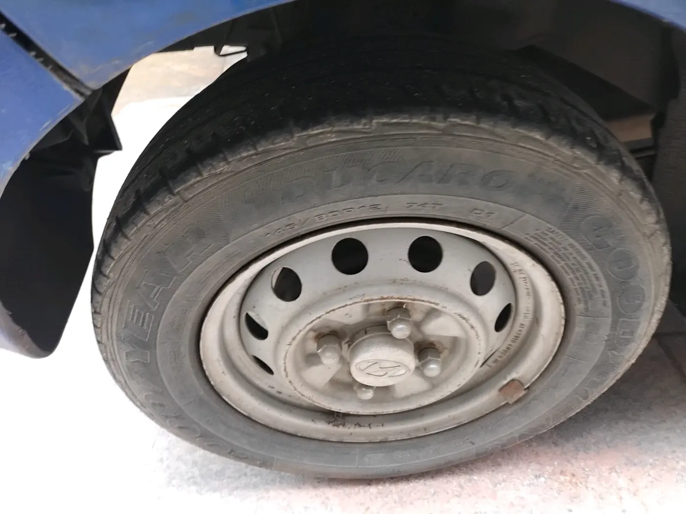 2014 Hyundai Eon ERA +, Petrol, Manual, 30,443 km, tyre