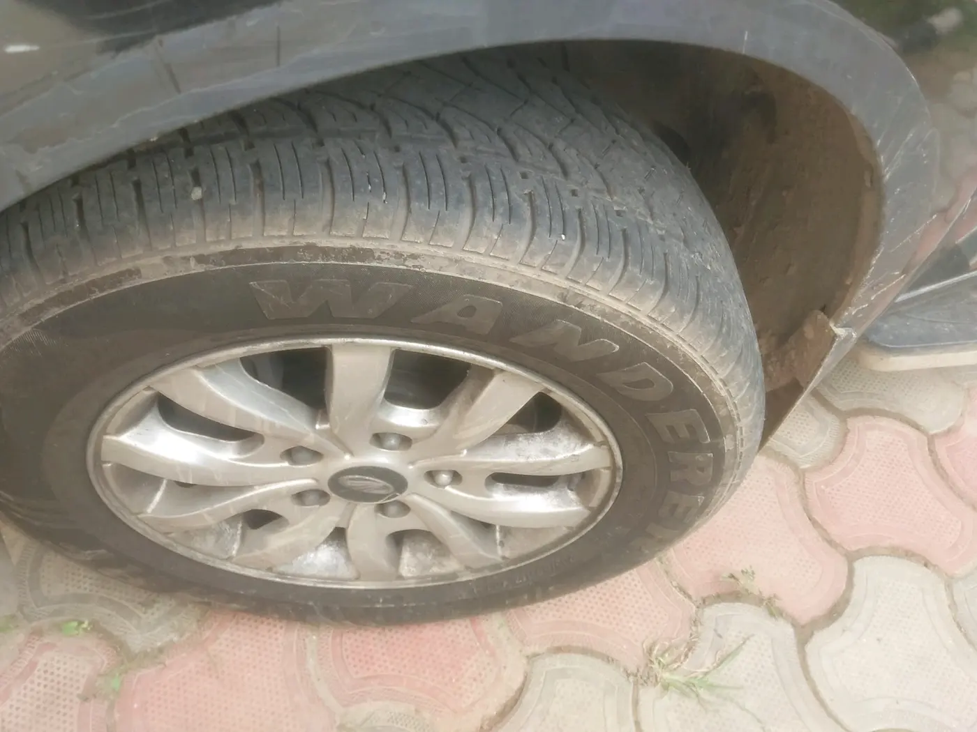2015 Mahindra XUV500 W10, Diesel, Manual, 1,22,510 km, tyre