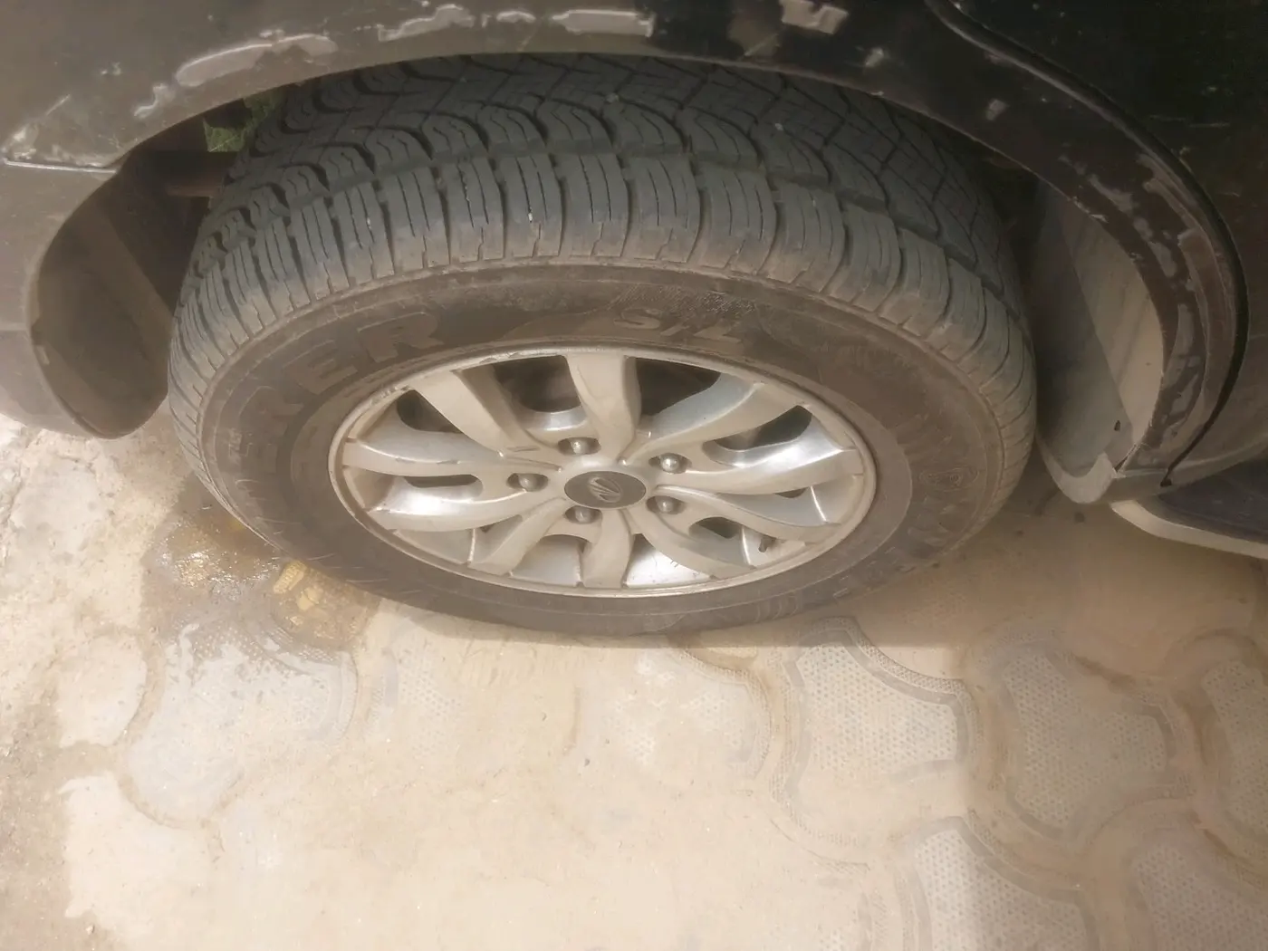 2015 Mahindra XUV500 W10, Diesel, Manual, 1,22,510 km, tyre