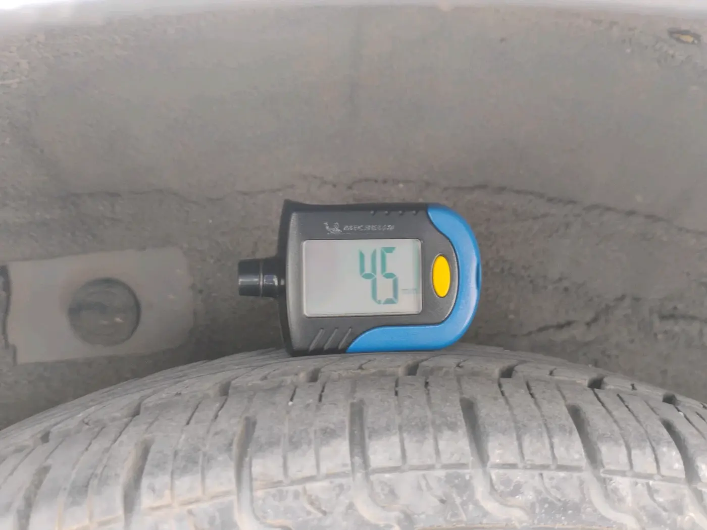 2012 Hyundai i10 SPORTZ 1.2 AT, Petrol, Automatic, 63,124 km, tyre
