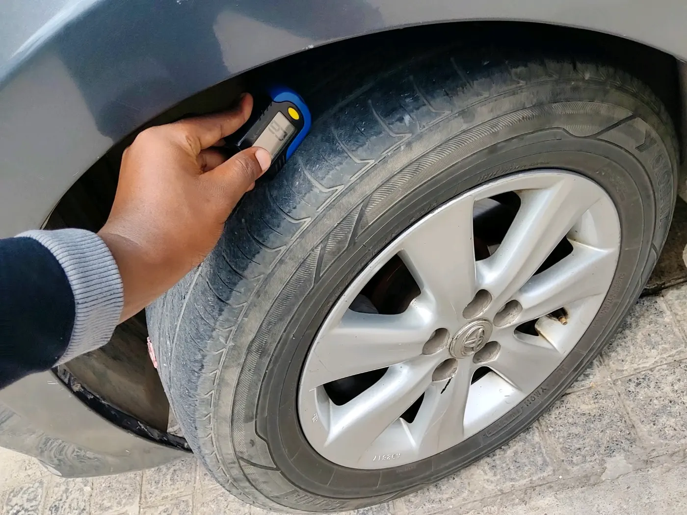 2014 Toyota Corolla Altis G PETROL, CNG, Manual, 1,43,790 km, tyre