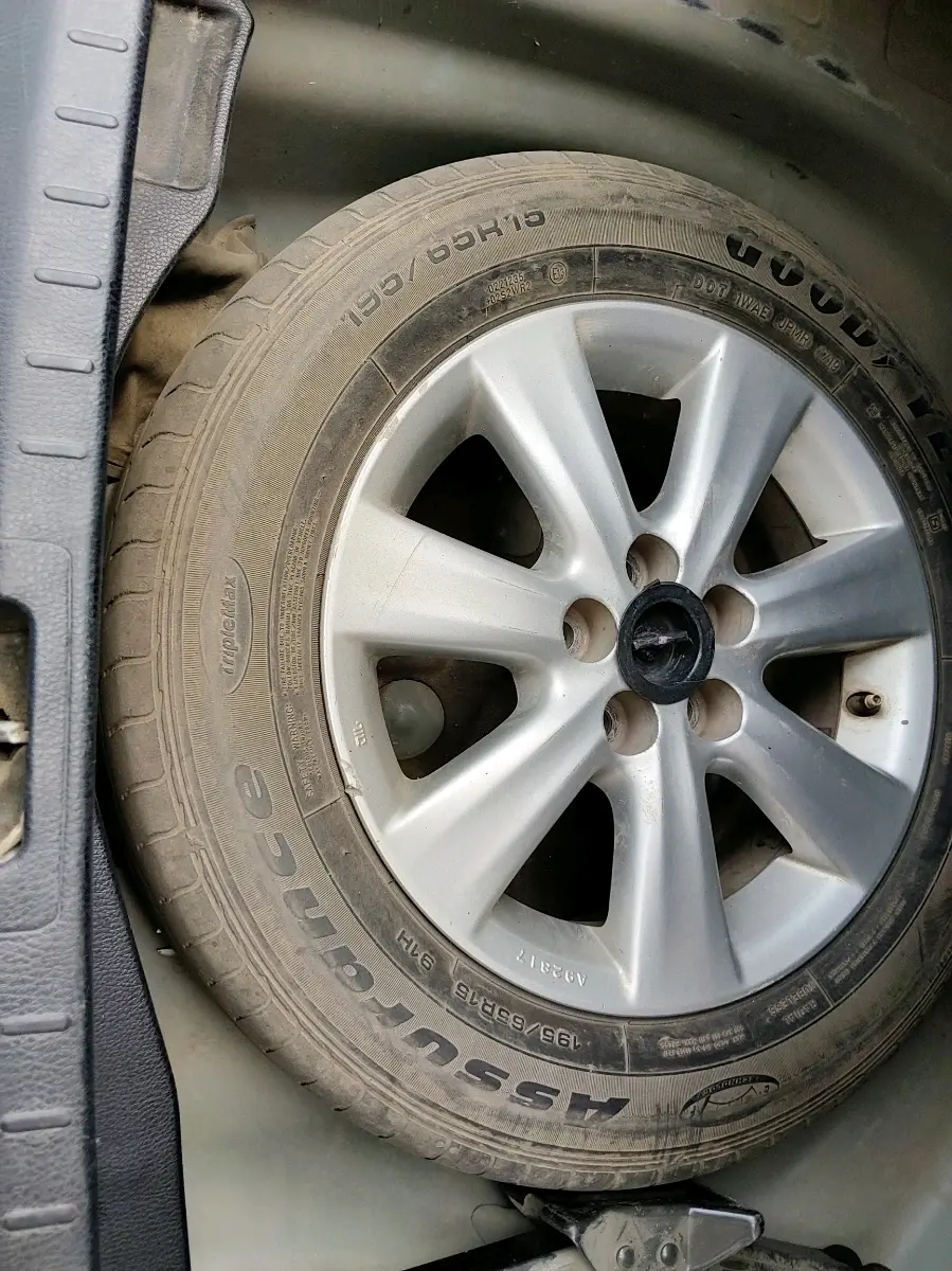 2014 Toyota Corolla Altis G PETROL, CNG, Manual, 1,43,790 km, tyre