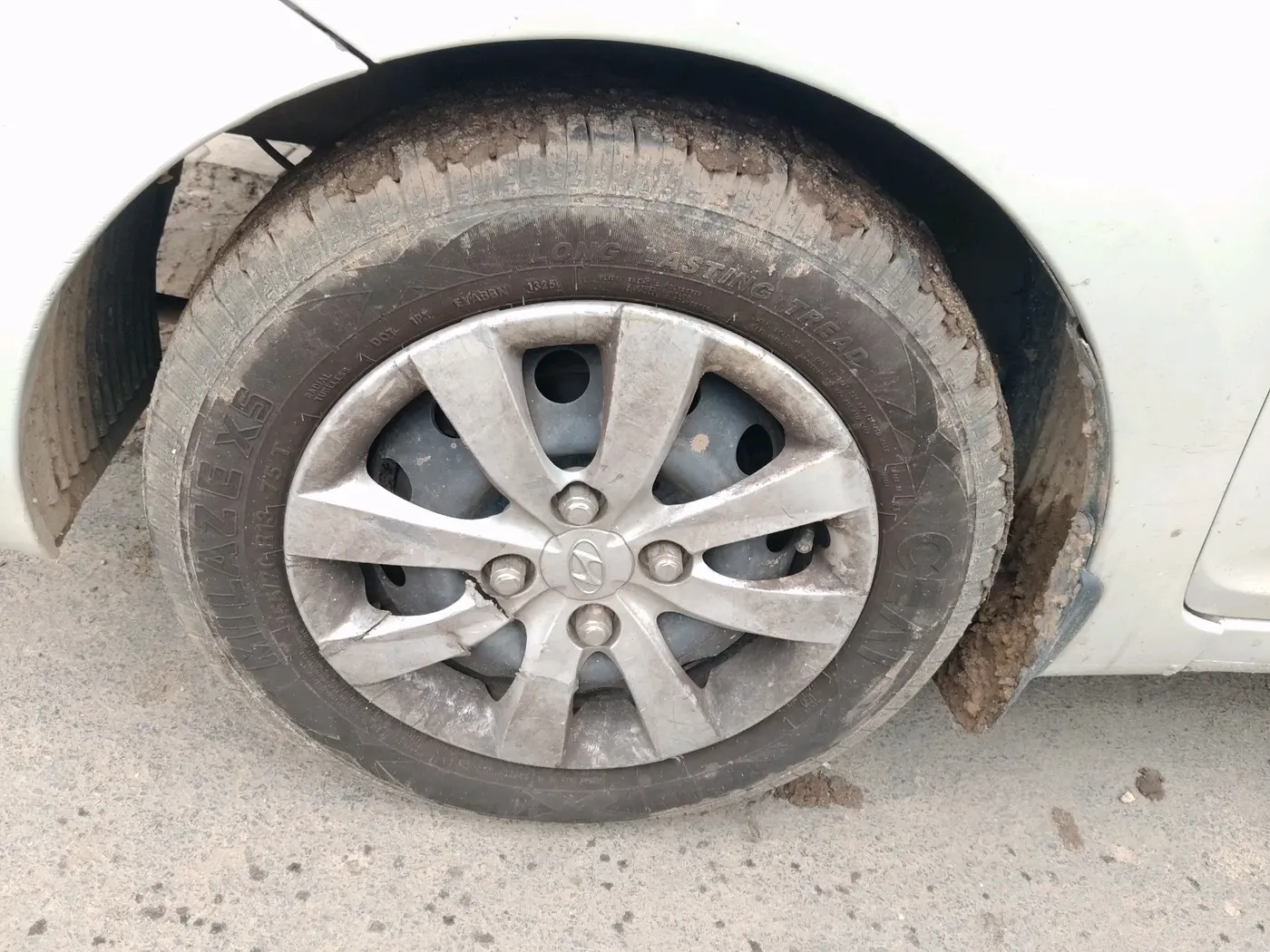 2011 Hyundai Eon SPORTZ, CNG, Manual, 1,43,675 km, tyre